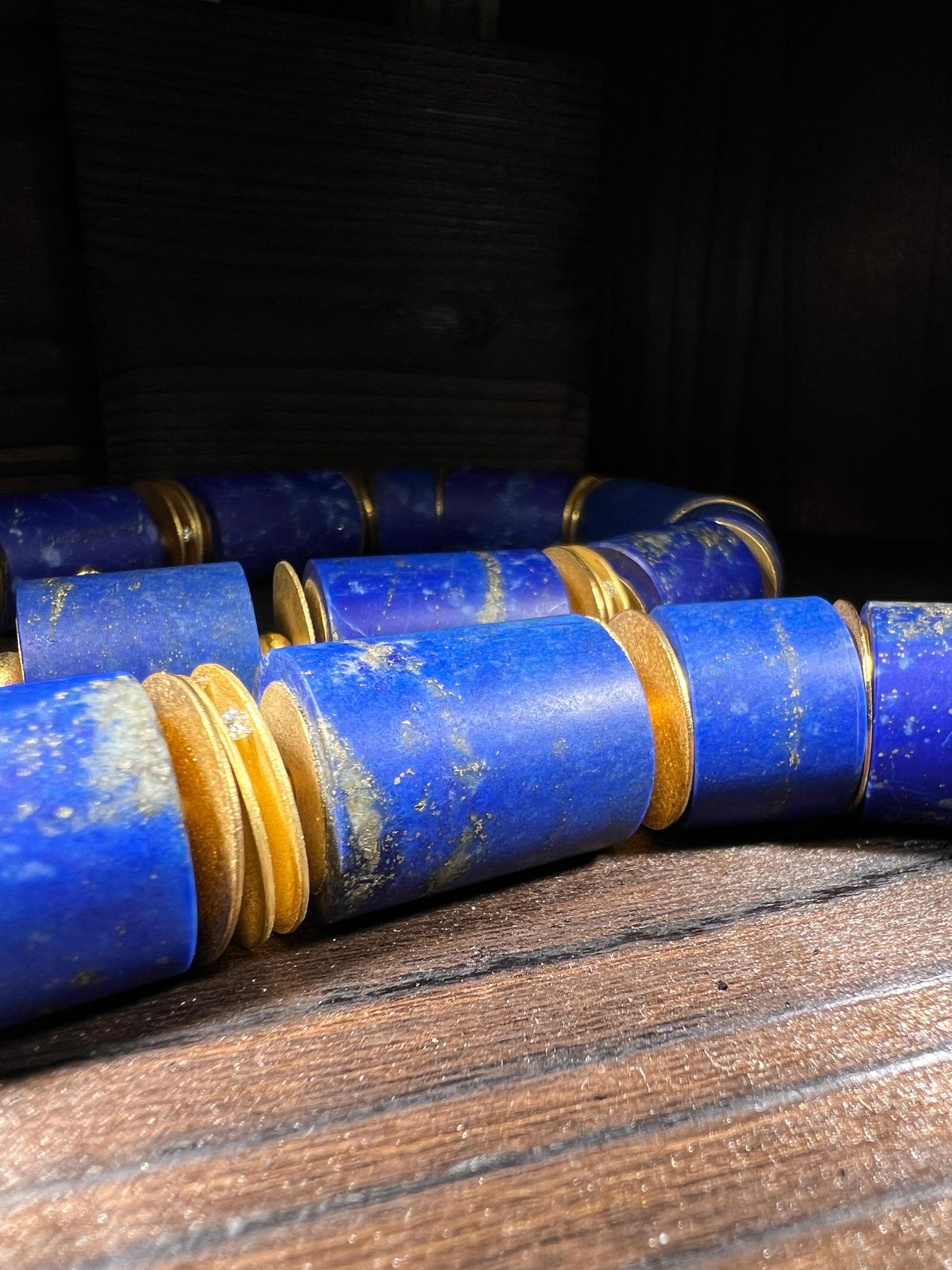 Artigiano Taglia a mano in oro 18k (549 carati di lapislazzuli e 23 diamanti) in vendita
