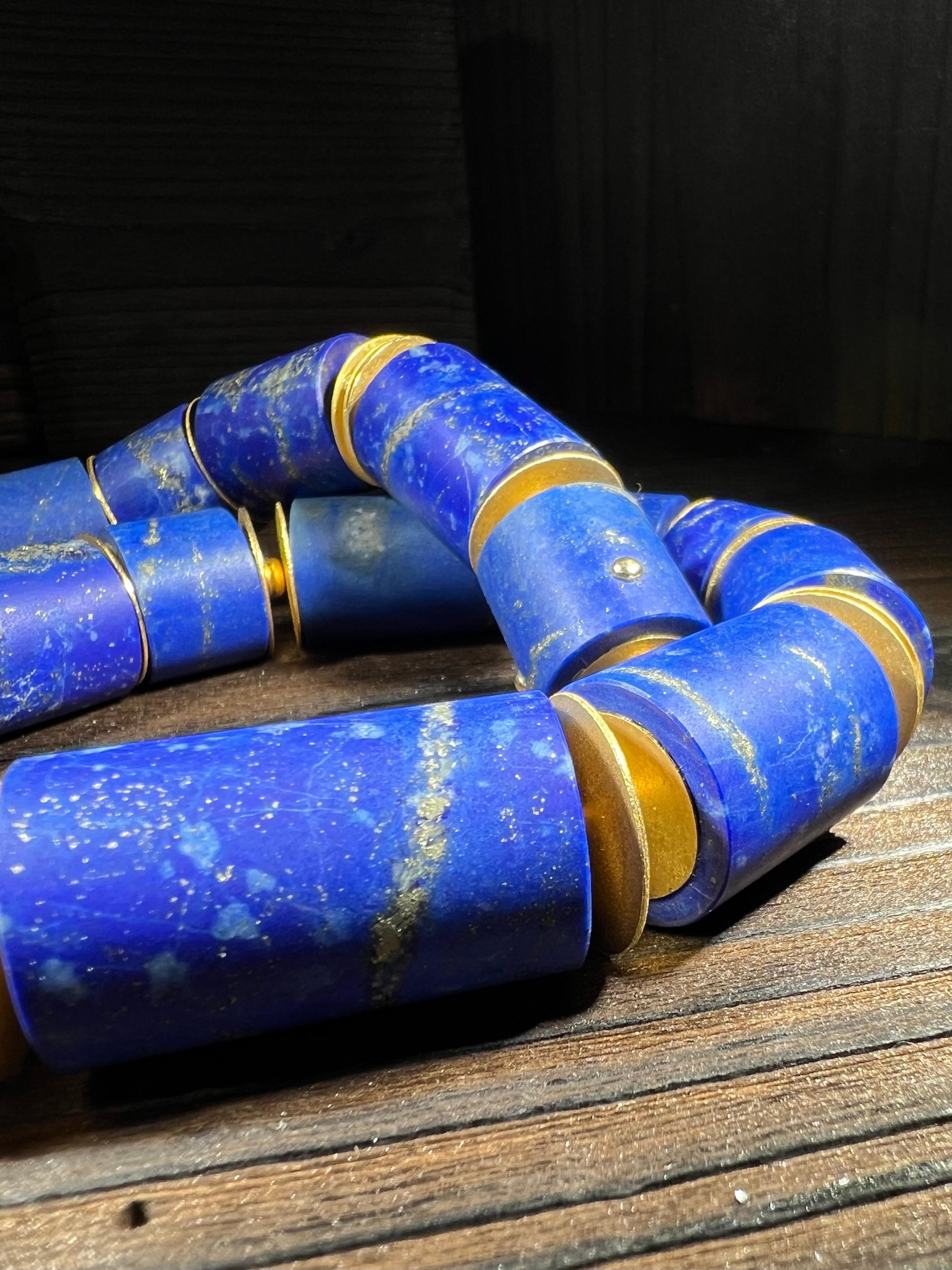 Taglio brillante Taglia a mano in oro 18k (549 carati di lapislazzuli e 23 diamanti) in vendita