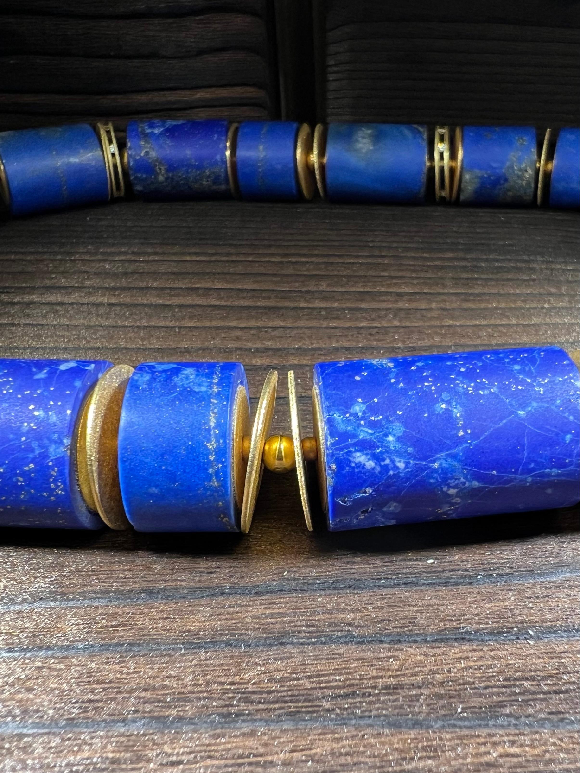 Taglia a mano in oro 18k (549 carati di lapislazzuli e 23 diamanti) In condizioni Nuovo in vendita a Spiez, CH