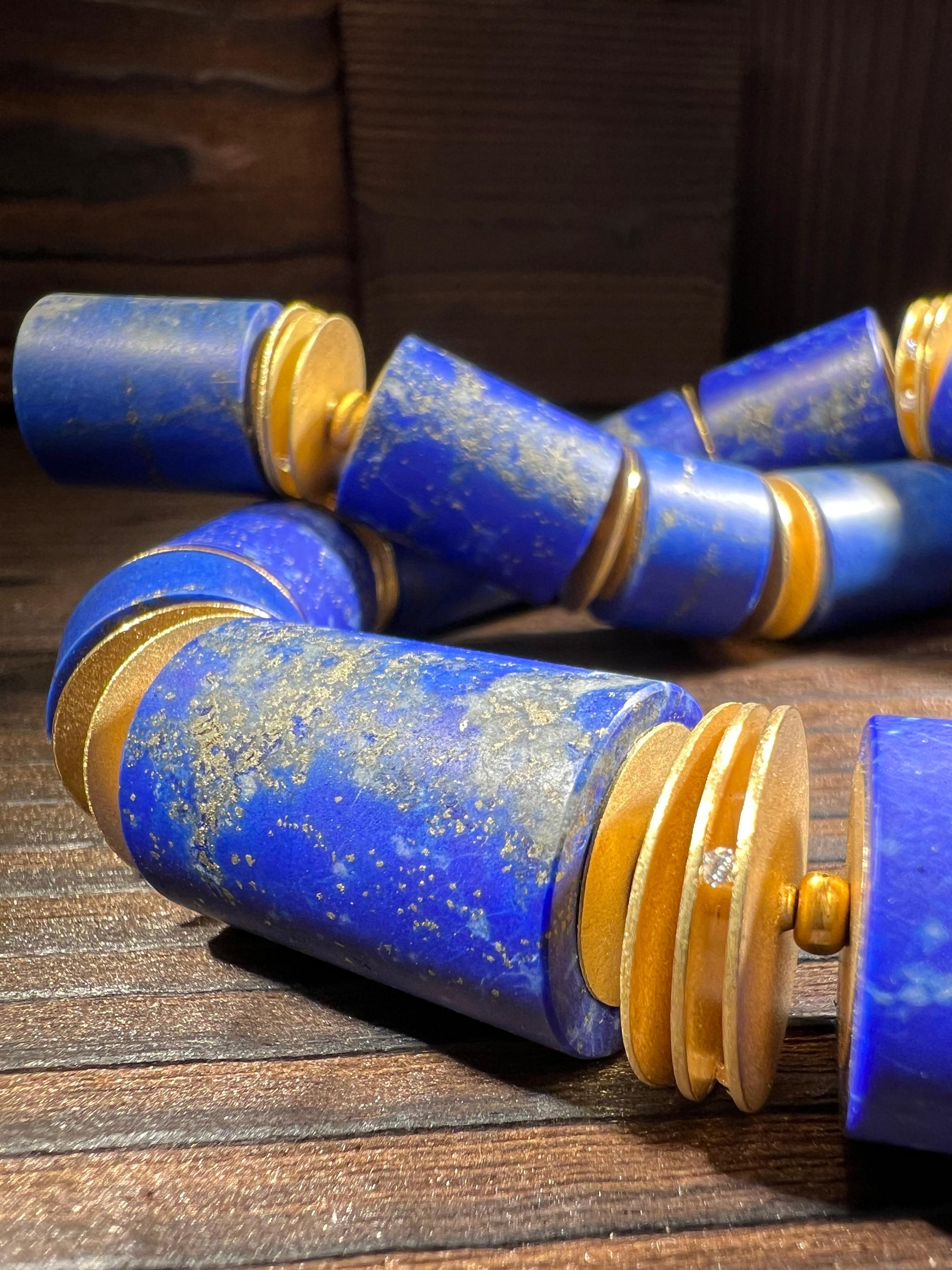 Taglia a mano in oro 18k (549 carati di lapislazzuli e 23 diamanti) in vendita 2