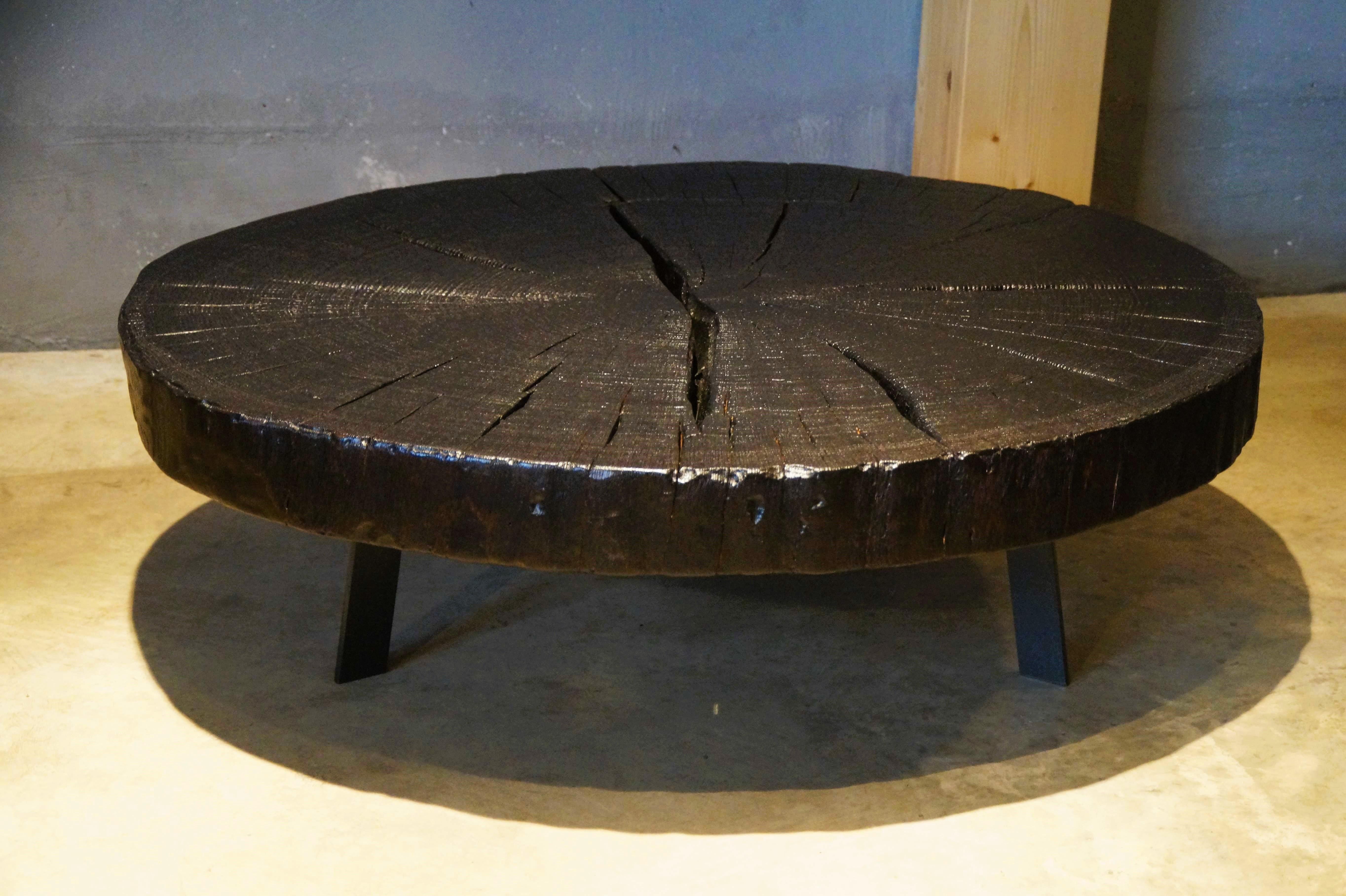 Cette table de cuisson manuelle à base de baumier organique peut être remplacée par une table de cuisson à base de pâte à modeler. La combinaison d'une terre noire, façonnée par le feu selon une tradition vieille de plus d'un siècle, et d'une pierre