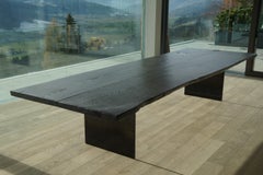 Handgefertigter, großer Esstisch aus massiver, geköhlter Eiche, Stahlwangen