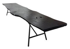 Handgefertigter, moderner Esstisch aus massiver, gebrannter Eiche, Stahlgestell