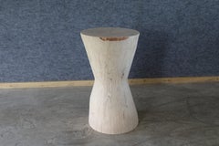 Handgefertigter, moderner, skulpturaler gedrehter Hocker/Beistelltisch aus Birke