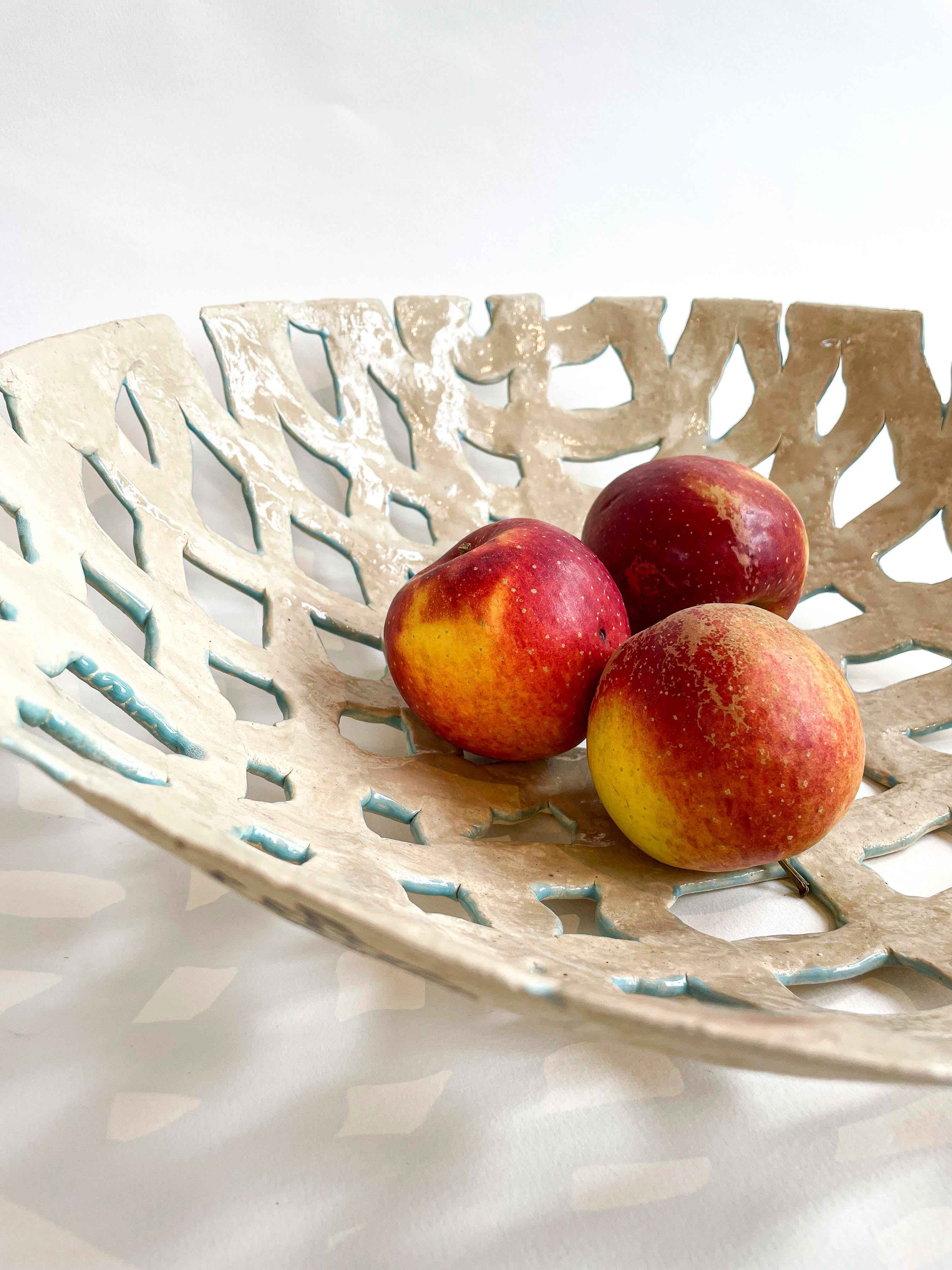 Handmade woven ceramic bowl in white ande light blue In New Condition For Sale In Münster, DE