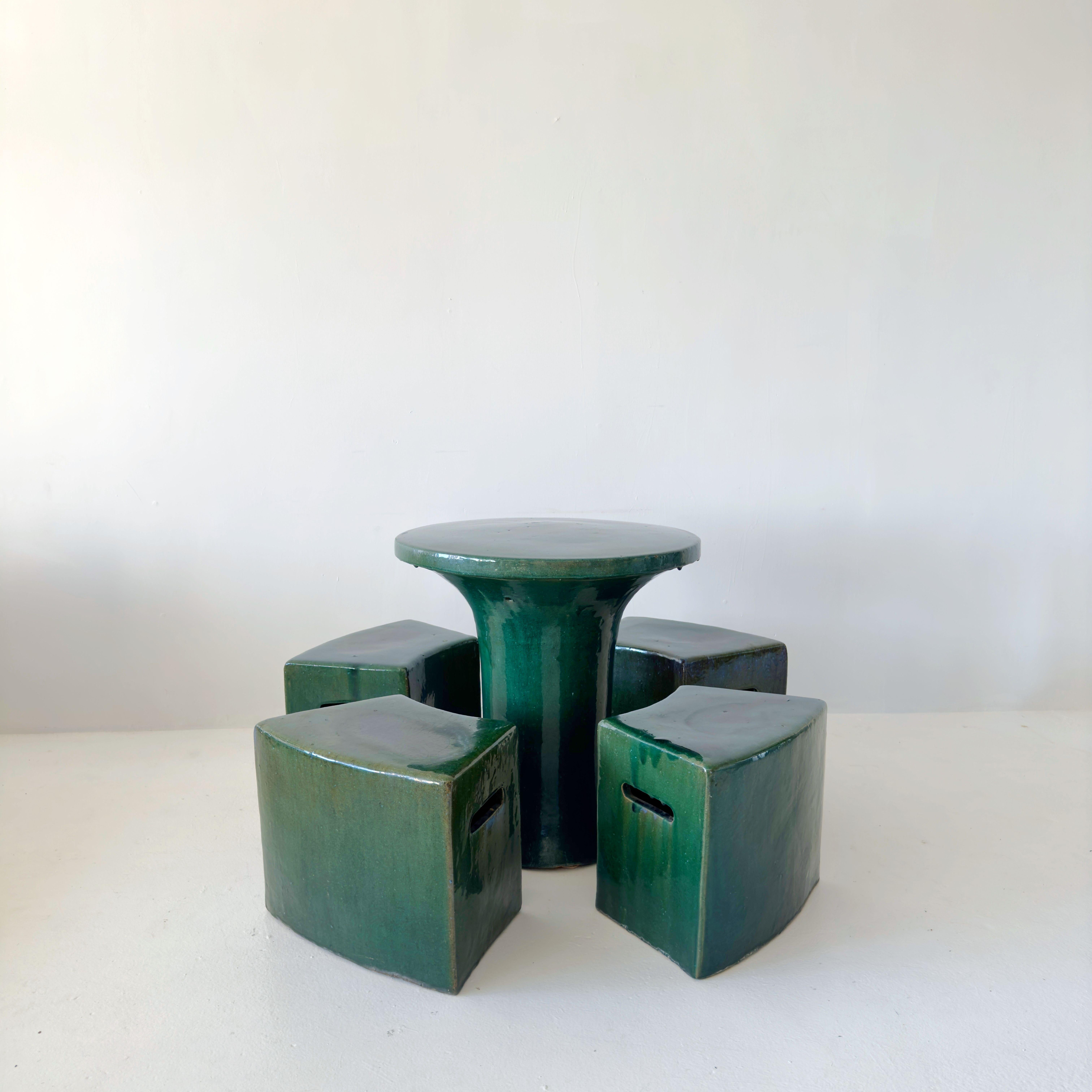 Céramique Table à thé émeraude émaillée à la main avec quatre tabourets en vente