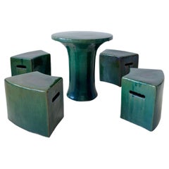 Mesa de Té de Cerámica Esmeralda Esmaltada a Mano con Cuatro Taburetes
