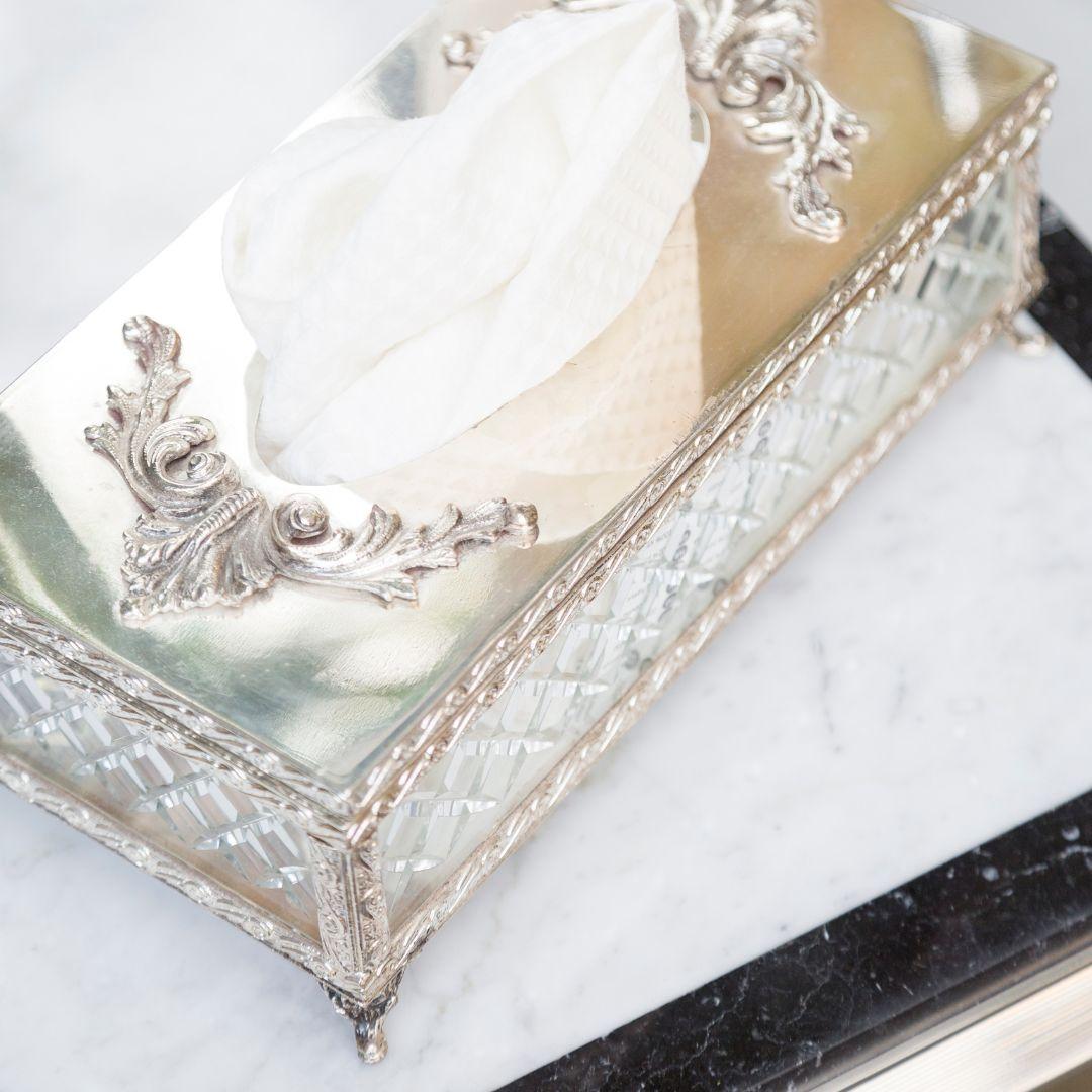 Crafted with meticulous attention to details and craftsmanship, this elegant  and precious tissue box is an example of how Bronzetto creates precious objects by combining brass and bronze with noble materials such as hand-chiseled crystal. The brass