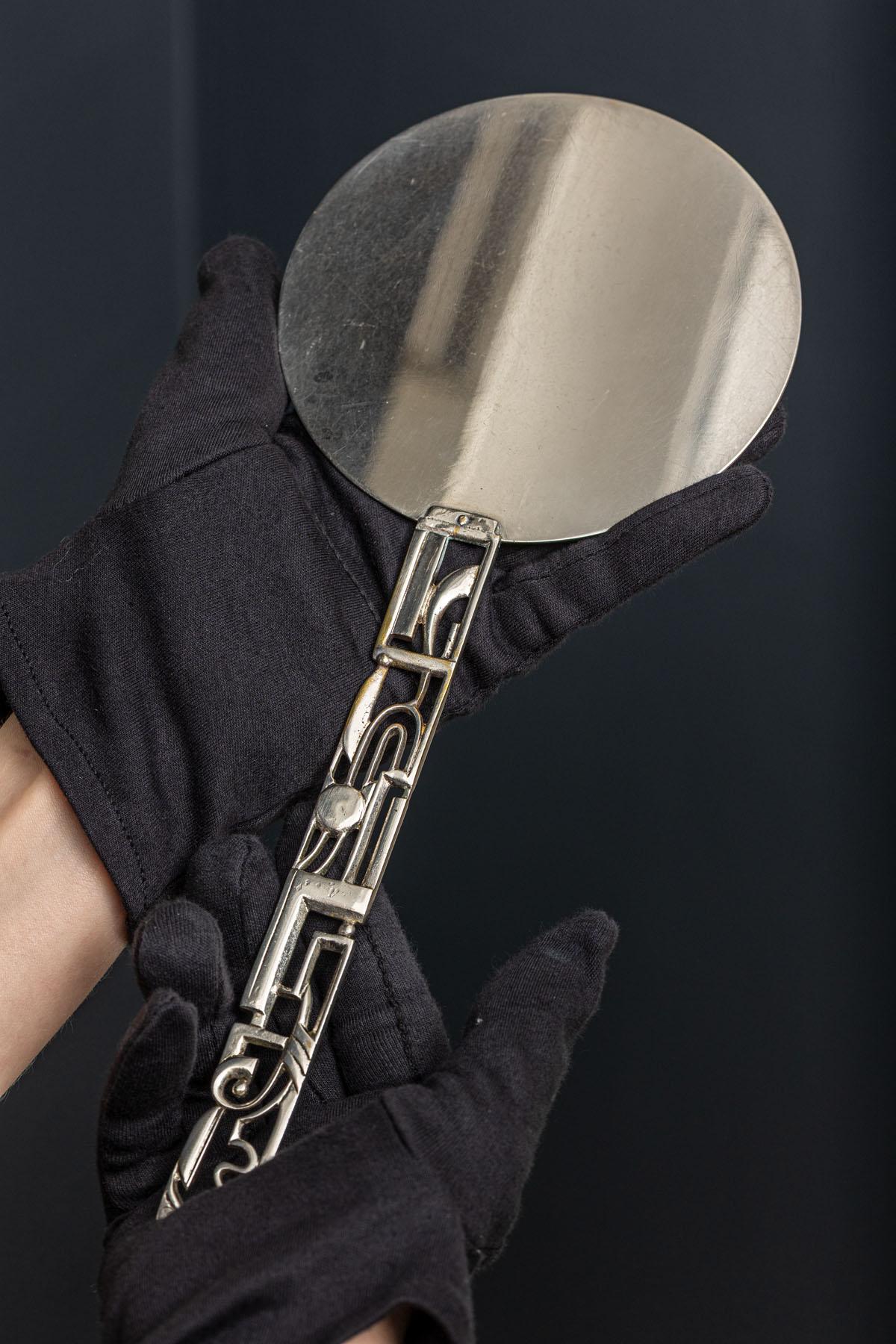 Début du 20ème siècle Miroir à main Hagenauer Austrian Brass circa late 1920s Poignée en relief Art Deco en vente