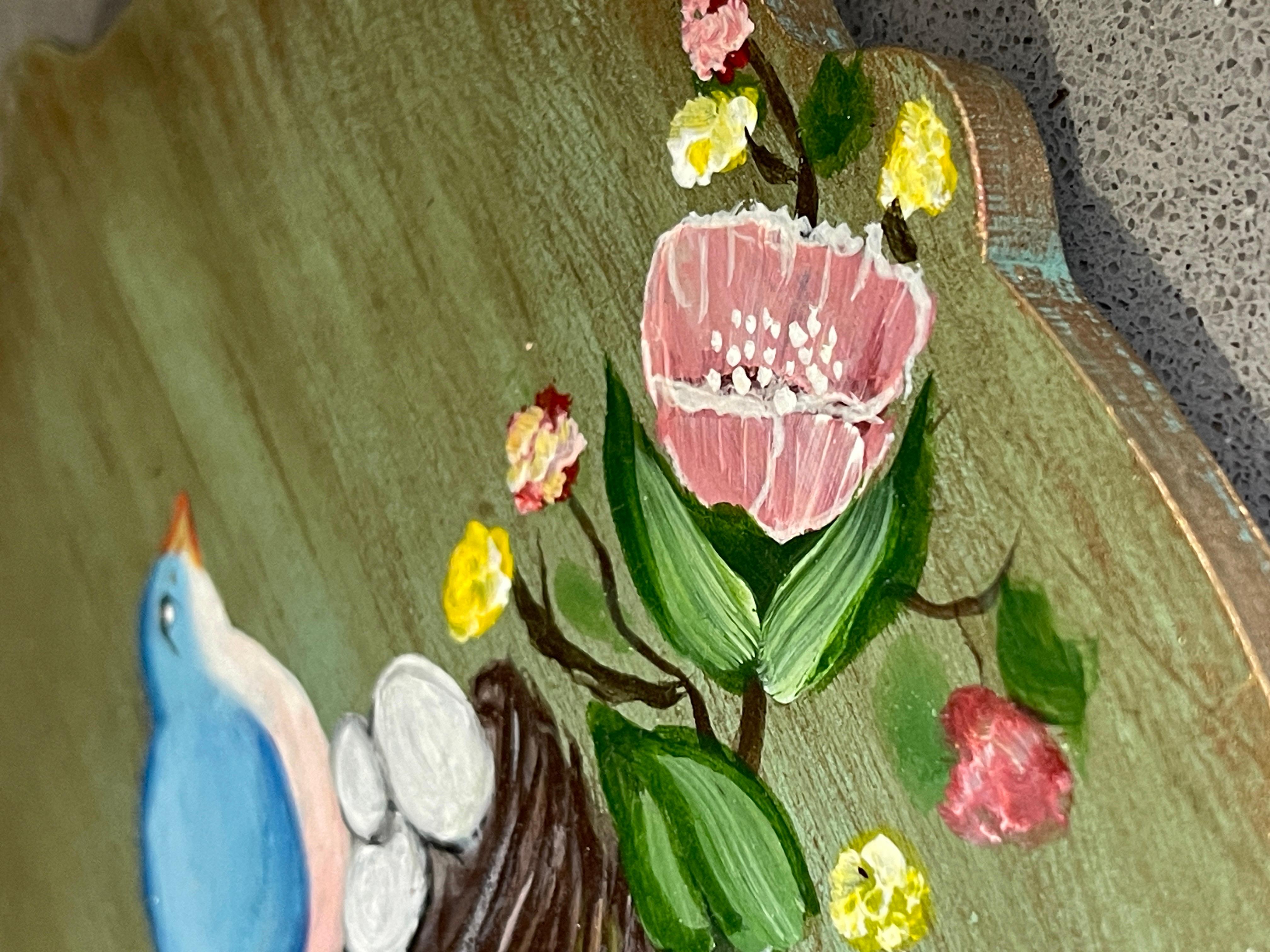 Miroir maintenu dans un cadre en bois, un miroir vintage peint à la fleurs découpées en vente 2