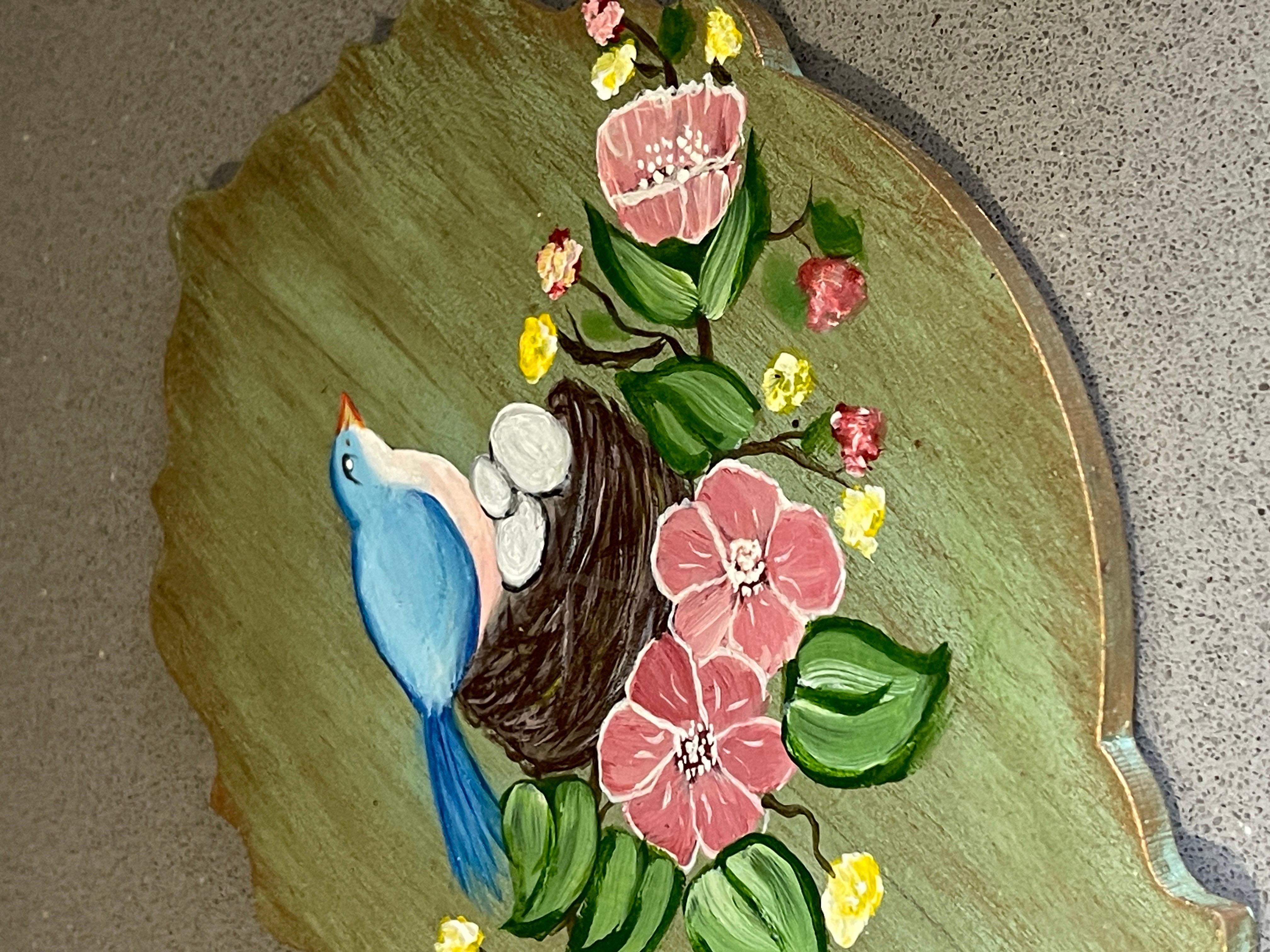Art nouveau Miroir maintenu dans un cadre en bois, un miroir vintage peint à la fleurs découpées en vente