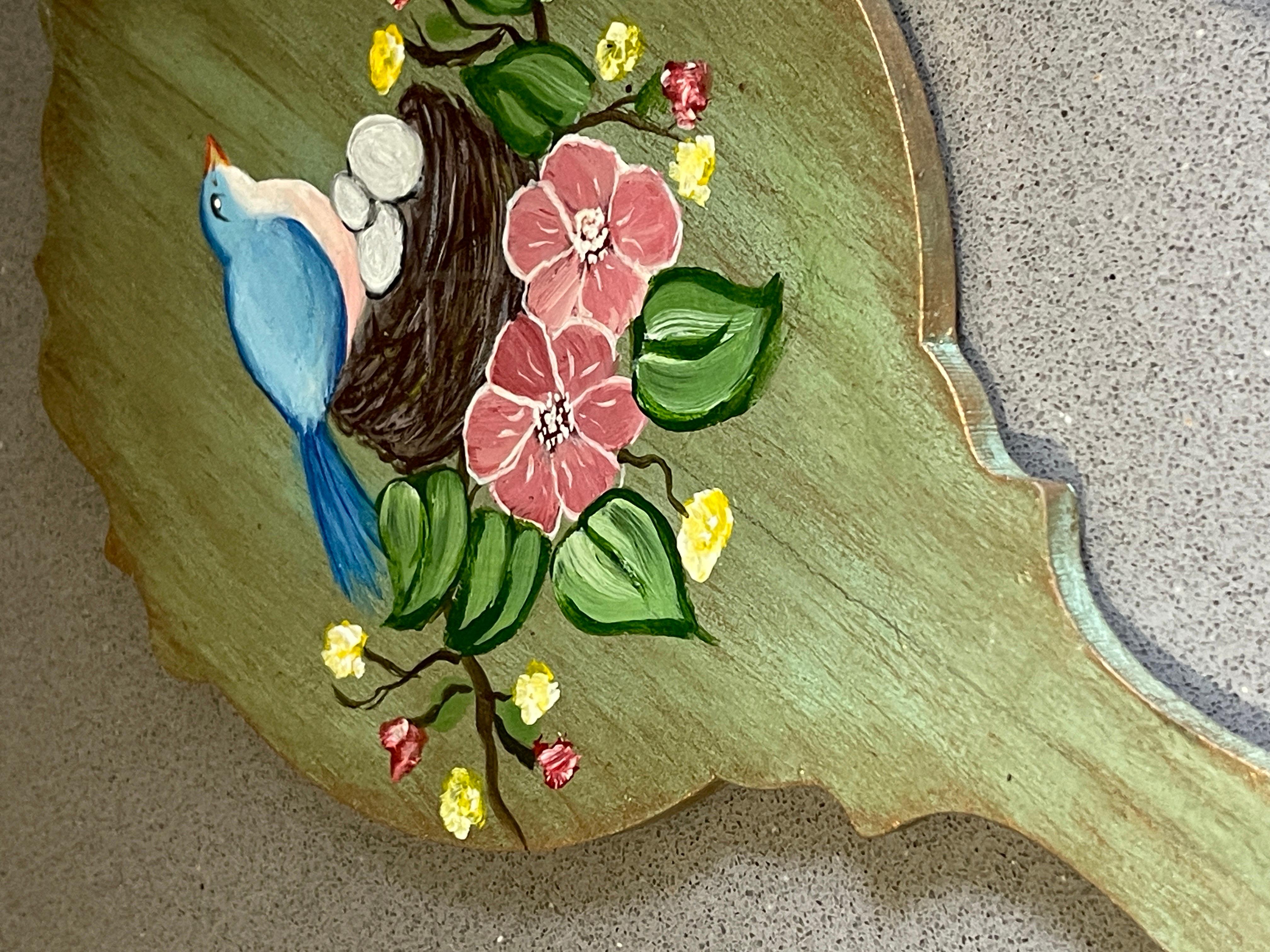 Turc Miroir maintenu dans un cadre en bois, un miroir vintage peint à la fleurs découpées en vente