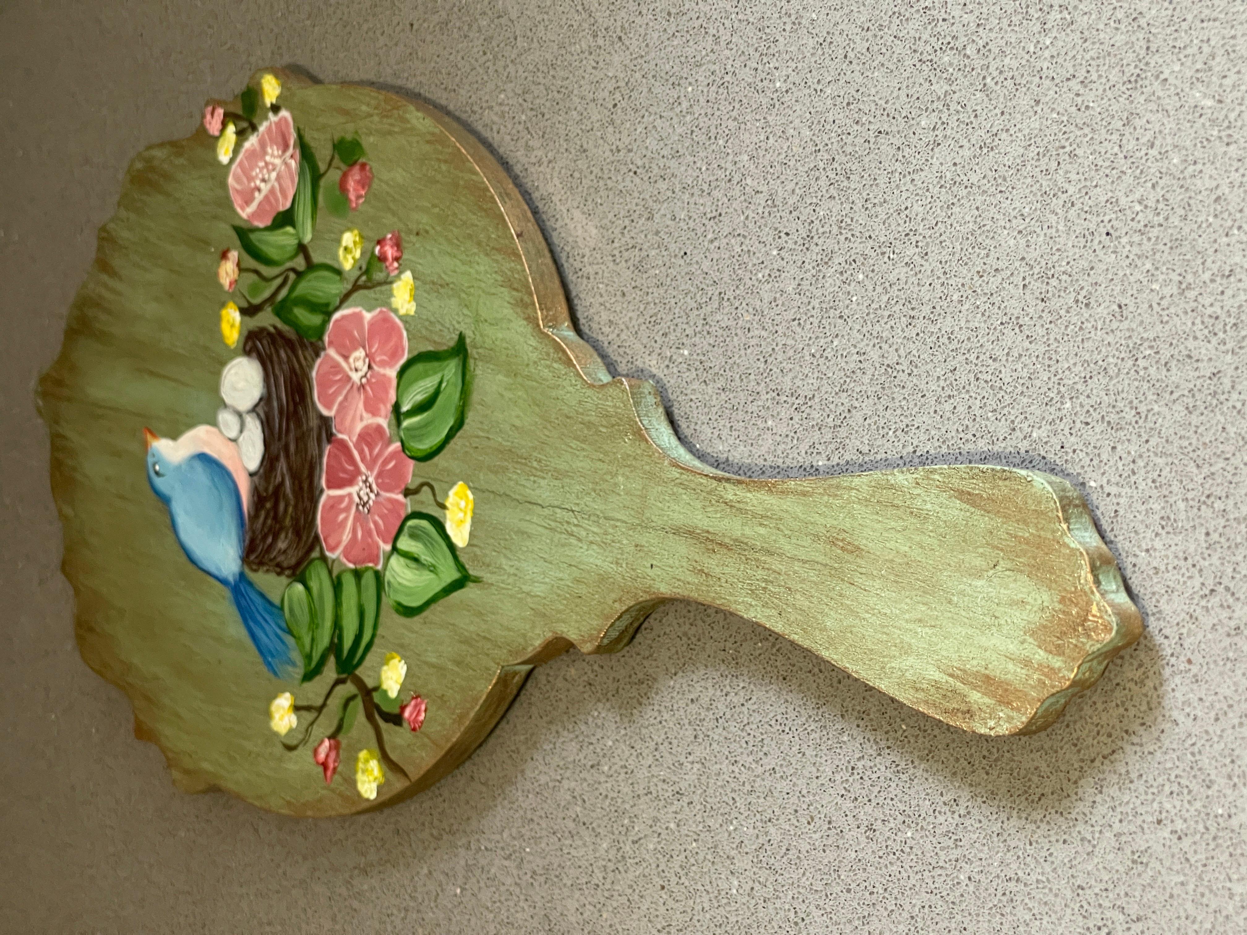 Miroir maintenu dans un cadre en bois, un miroir vintage peint à la fleurs découpées Excellent état - En vente à Wembley, GB