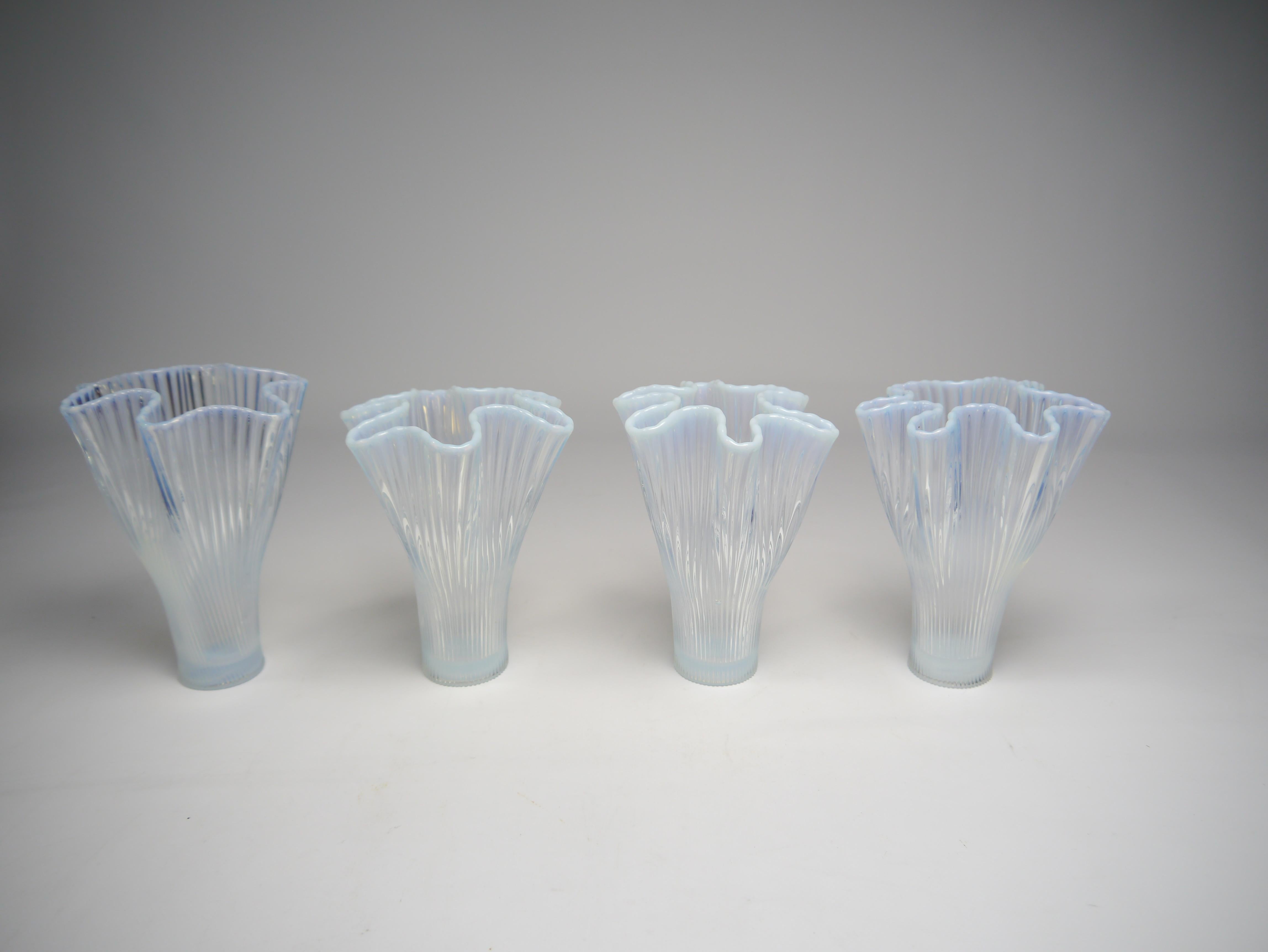 Vaso in vetro artistico soffiato a bocca, stile fazzoletto dalle sfumature azzurre, disegnato nel 1952 da Arthur Percy per Gullaskruf.