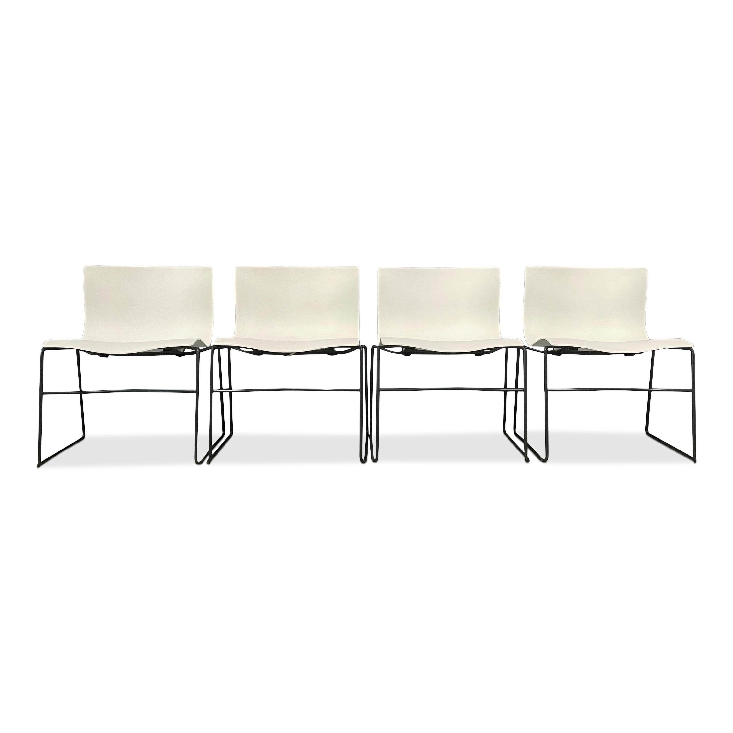 Design iconique de Massimo Vignelli pour Knoll. Ces chaises éthérées, qui semblent flotter dans l'air, sont entièrement étiquetées avec un motif Knoll, Vignelli en relief et une étiquette Knoll en papier.

Cette annonce est pour une paire de