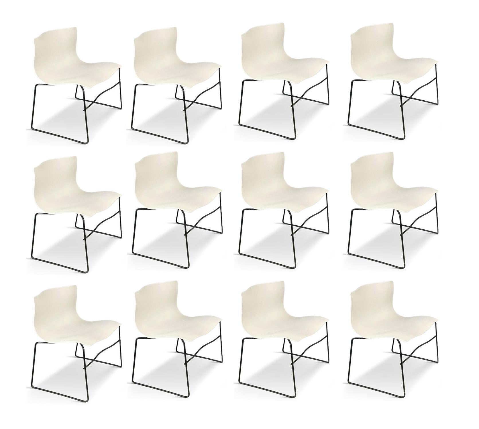 Design iconique de Massimo Vignelli pour Knoll. Ces chaises éthérées, qui semblent flotter dans l'air, sont entièrement étiquetées avec un motif Knoll, Vignelli en relief et une étiquette Knoll en papier.