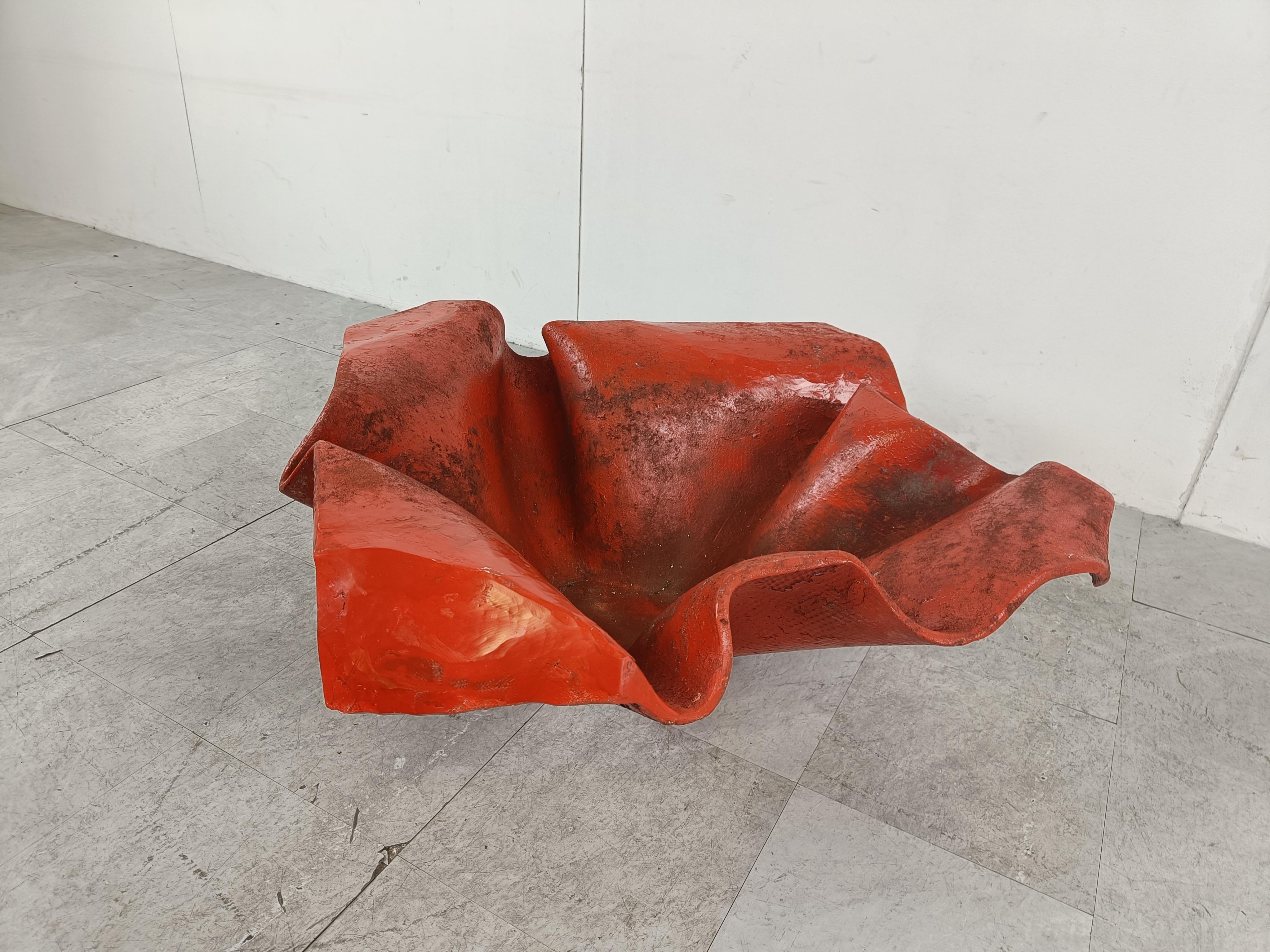 Decorative outdoor handkerchief shaped planter designed by Willy Guhl, produced by Eternit AG, Switzerland 

This planter is made of cellulose infused fiber cement. 

It has a nice patina from outdoor usage.

Good condition

1960s -