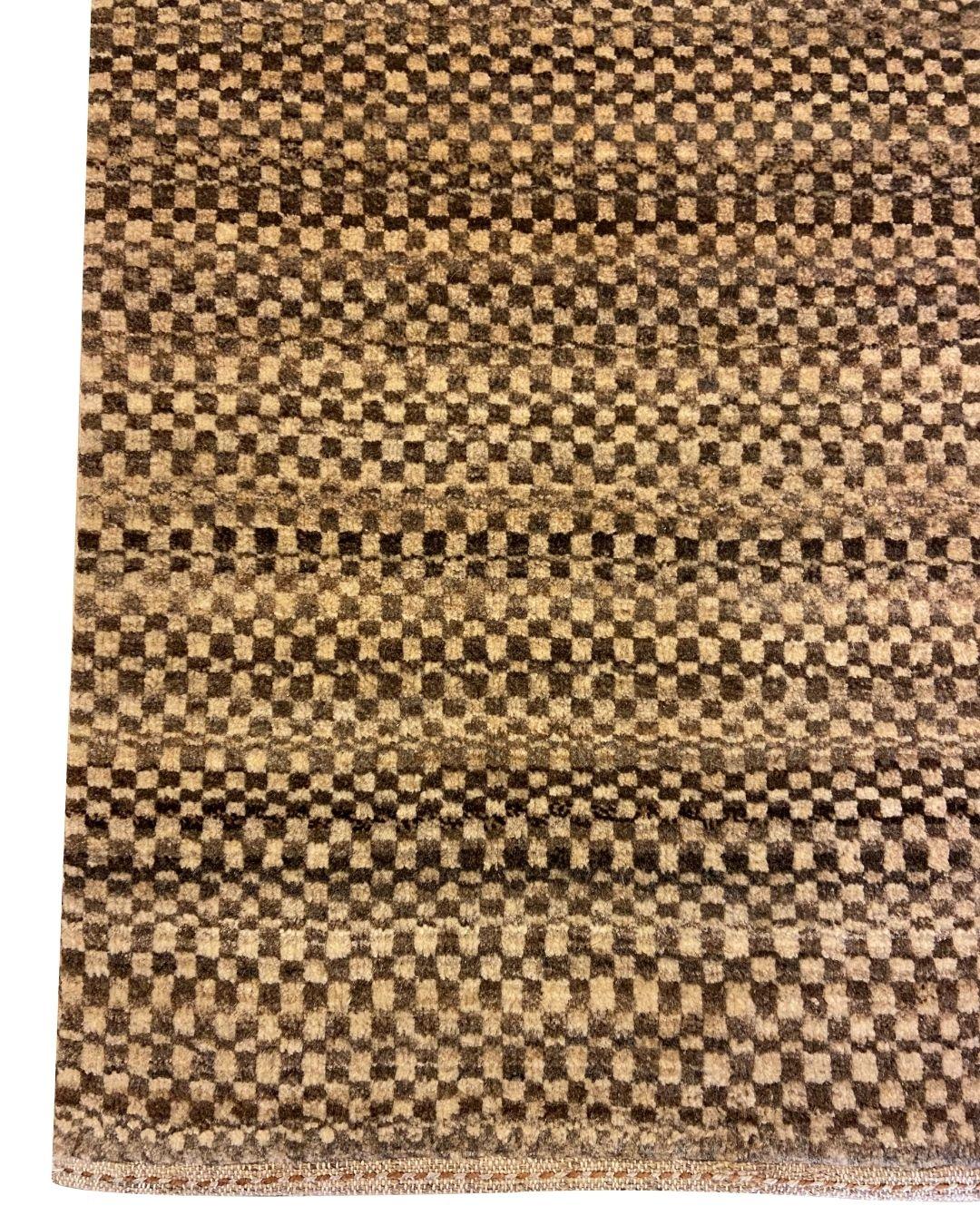 Dieser handgeknüpfte, braun- und cremefarbene, architektonisch karierte Perserteppich in der Größe 3' x 4' verbindet traditionelle Handwerkskunst mit modernem Design zu einem zeitlosen Stück. Das komplizierte Schachbrettmuster, das mit akribischer
