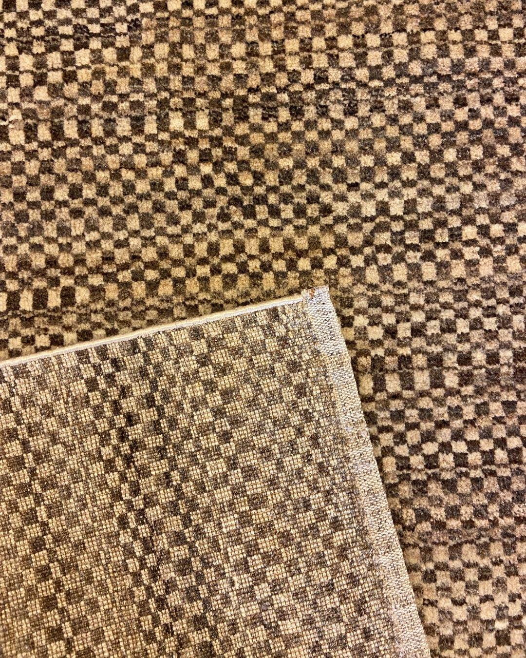 Handgeknüpfter brauner und cremefarbener karierter architektonischer Wollteppich, 3' x 4' (Wolle) im Angebot