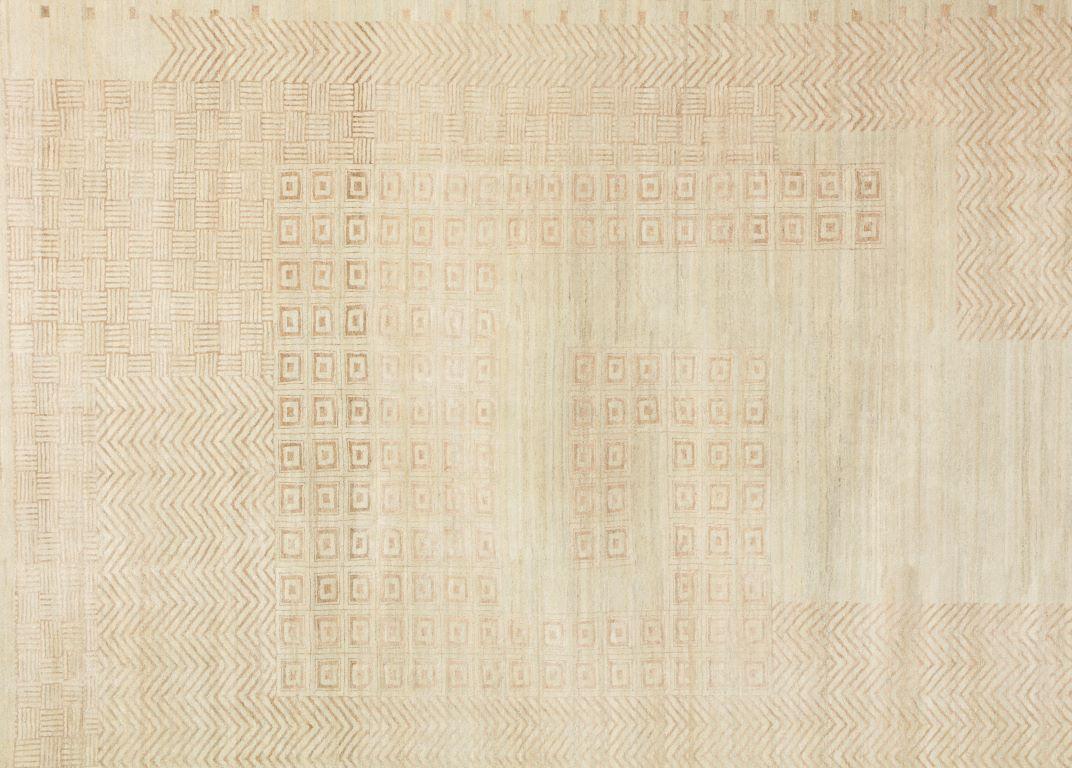 Ce tapis persan en laine et soie crème noué à la main, au design inspiré de l'Art déco, mesure 1,80 m x 1,80 m. Il allie un savoir-faire artisanal intemporel à des textures et des tons sophistiqués. Les artisans persans ont méticuleusement noué à la