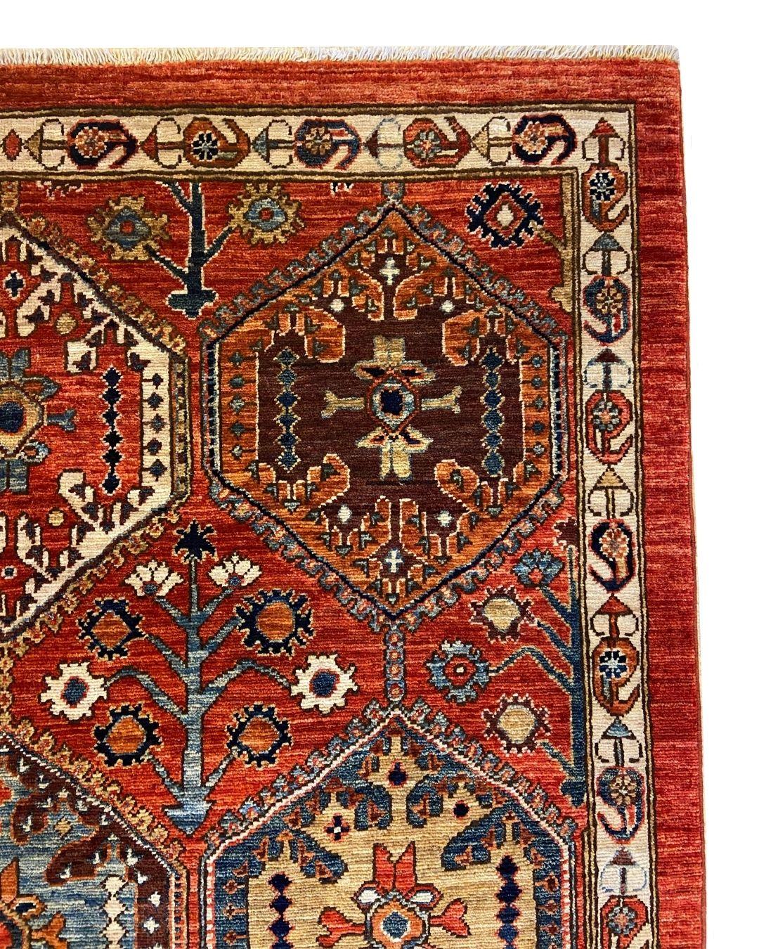 Handknotted Geometric Wool Rug with Tribal Medallions in Red, Blue, Gold 4' x 6' (Pflanzlich gefärbt) im Angebot