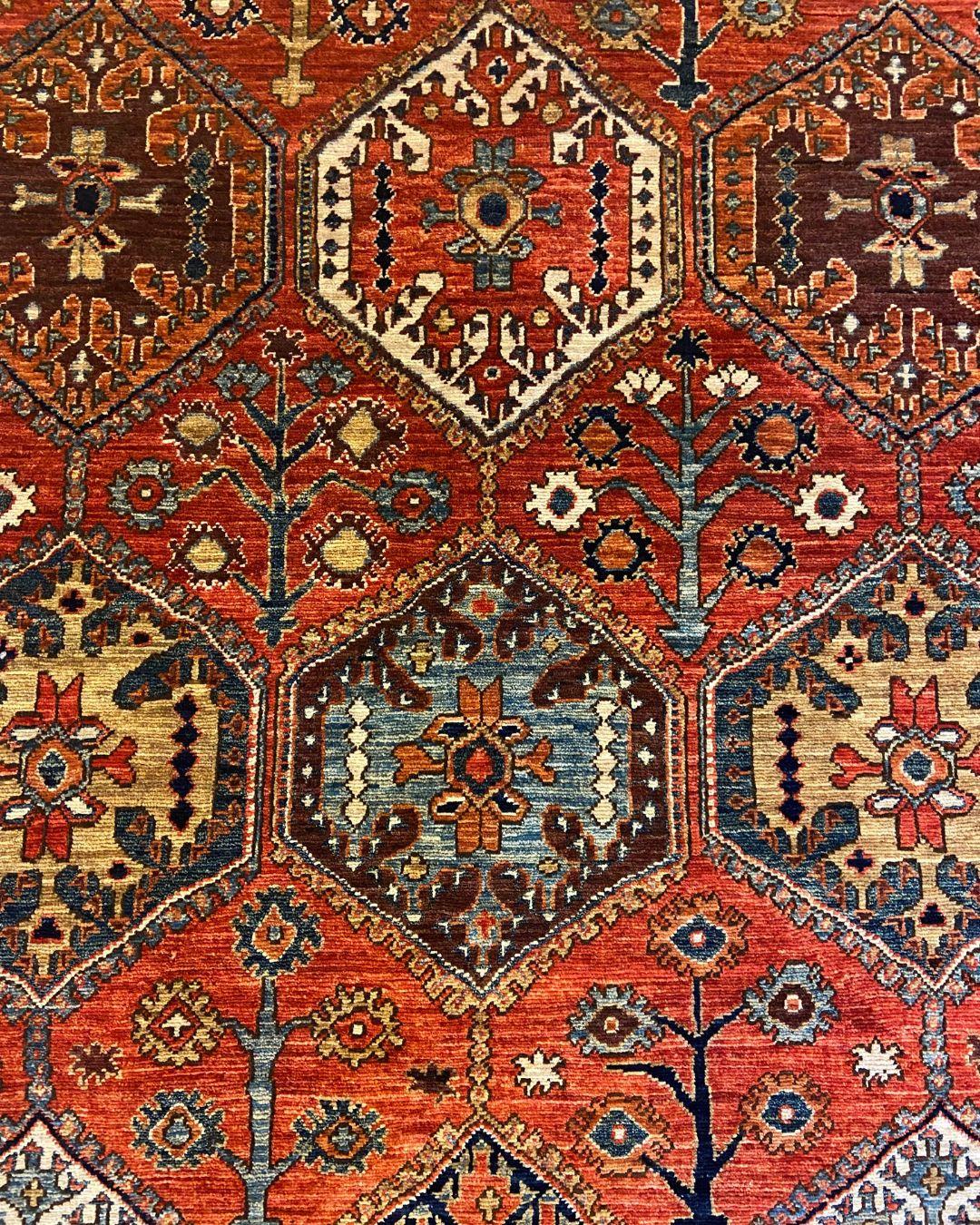 Handknotted Geometric Wool Rug with Tribal Medallions in Red, Blue, Gold 4' x 6' (Wolle) im Angebot