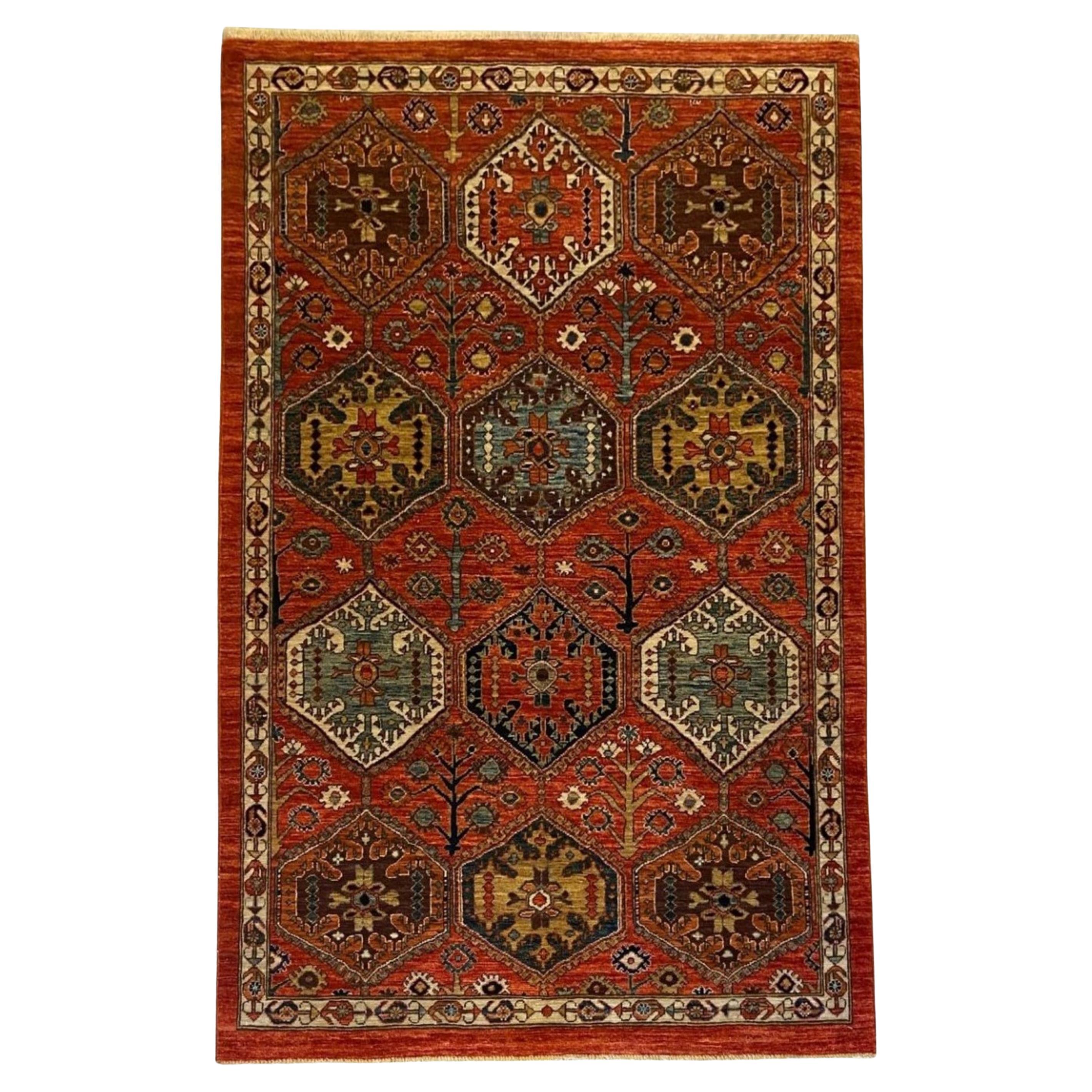 Alfombra geométrica de lana anudada a mano con medallones tribales en rojo, azul y dorado 4
 x 6
 en venta