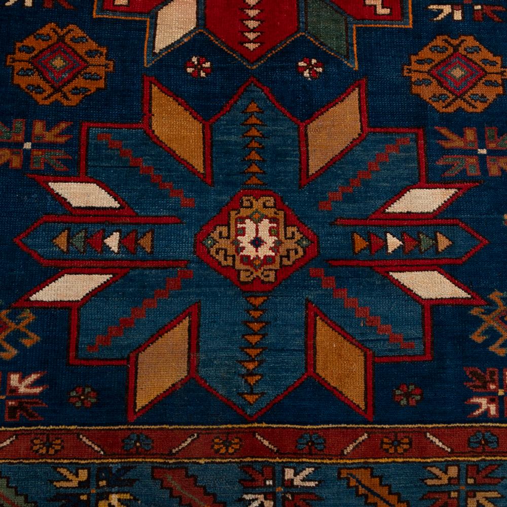 Kazak knotted carpets originally come from the Caucasus region.
A Kazak is characterised by geometric patterns and figures and striking colours.
This Kazak was hand-knotted in the style of Caucasian rugs and impresses with its high robustness and