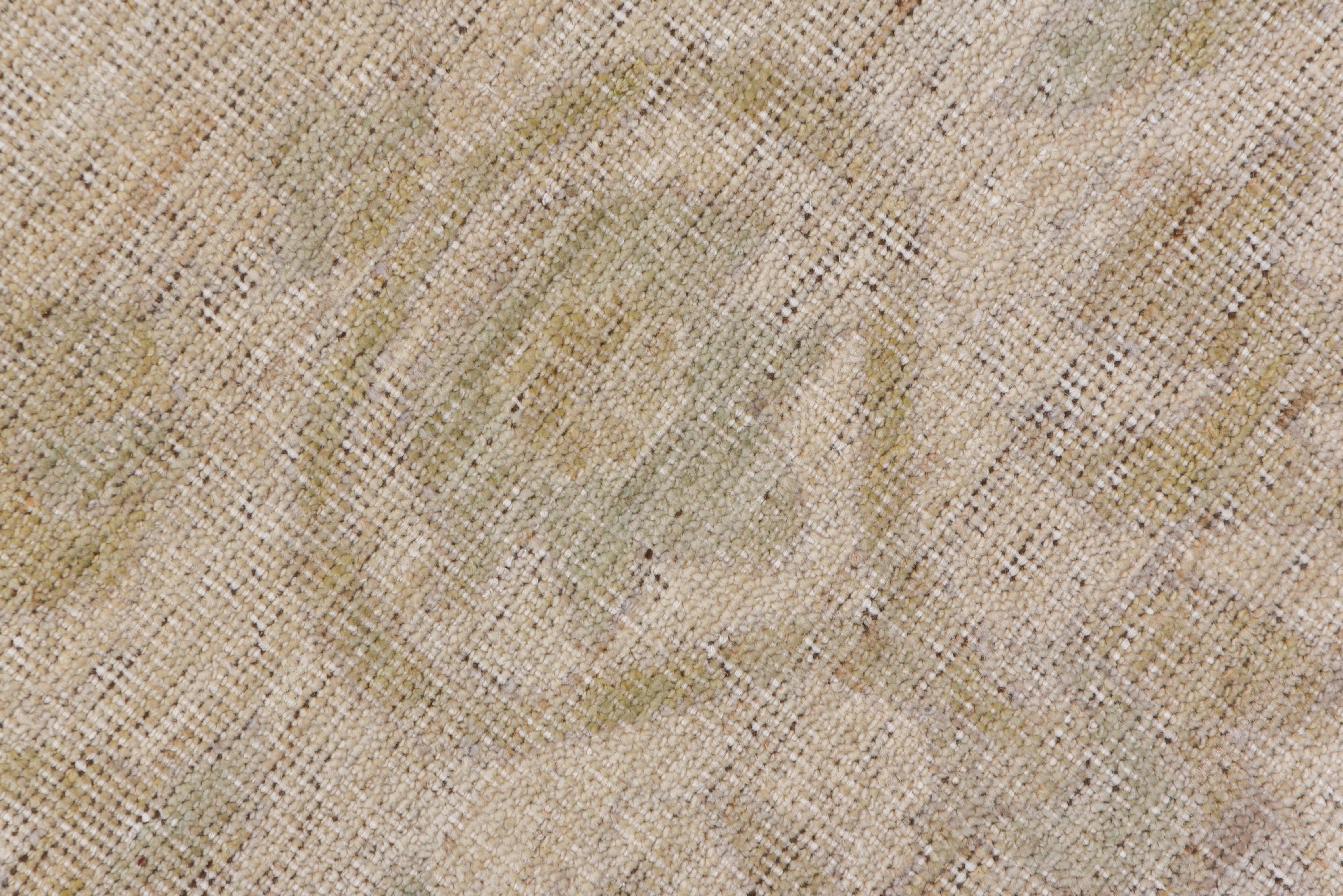 Handgeknüpfter großer Teppich im Khotan-Design, weiche lavendelfarbene Bordüren, grüne Akzente (21. Jahrhundert und zeitgenössisch)