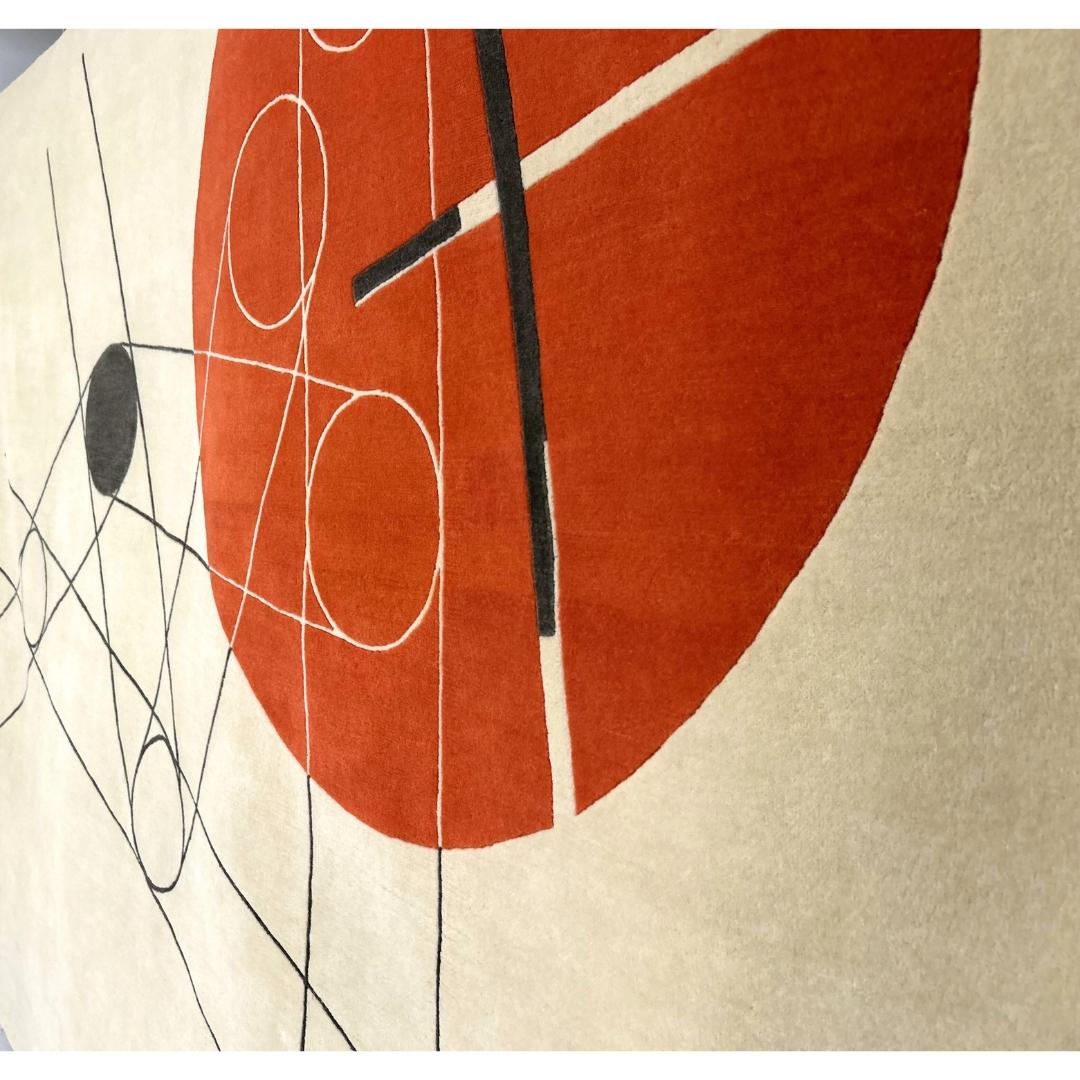 Tapis noué à la main d'après László Moholy-Nagy. Cercle rouge et lignes noires, crème en vente 3