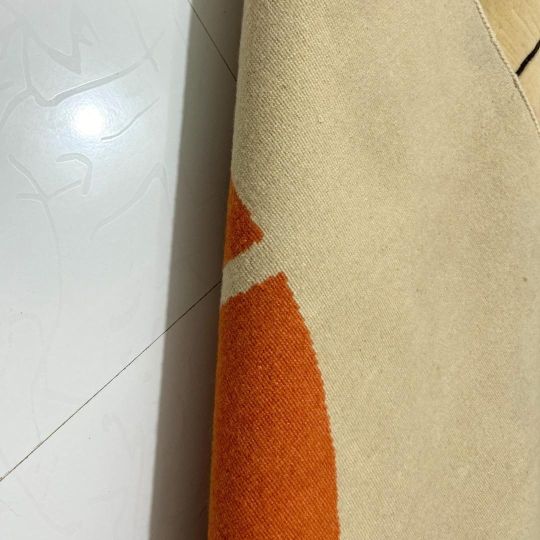 Tapis noué à la main d'après László Moholy-Nagy. Cercle rouge et lignes noires, crème en vente 7