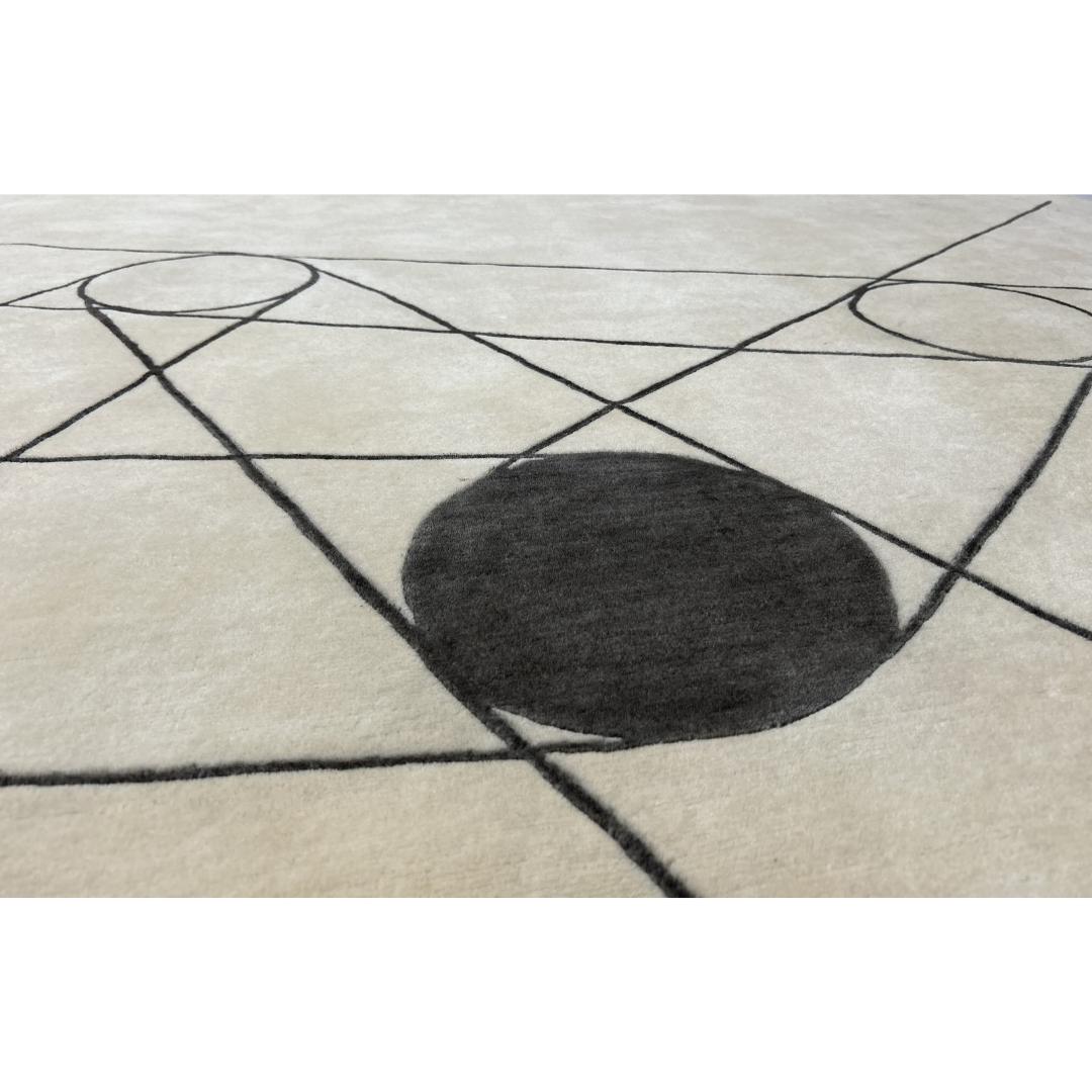 Indien Tapis noué à la main d'après László Moholy-Nagy. Cercle rouge et lignes noires, crème en vente