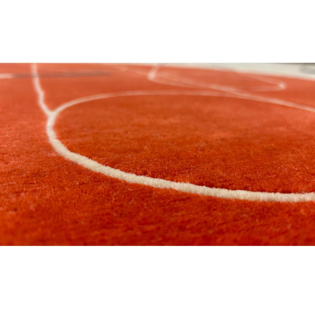 Laine Tapis noué à la main d'après László Moholy-Nagy. Cercle rouge et lignes noires, crème en vente