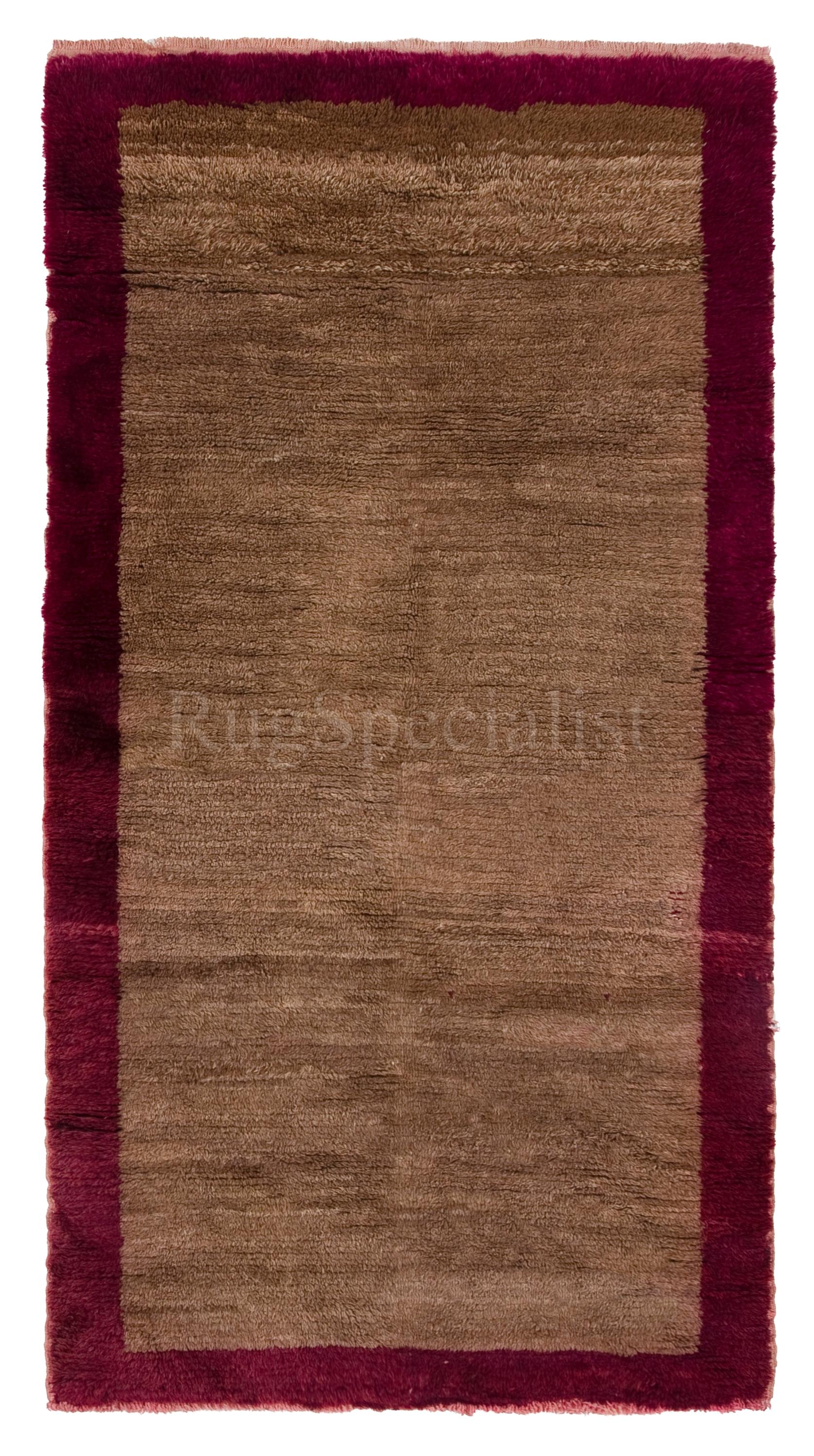 Verwandeln Sie Ihren Raum mit dem unaufdringlichen Luxus unseres handgeknüpften Tulu-Teppichs im marokkanischen Stil, inspiriert von den traditionsreichen Designs der Beni Ourain-Stämme. Dieser Teppich ist ein Fest der Handwerkskunst und der