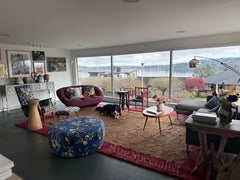 Handgeknüpfter Teppich mit braunem Feld und roter Bordüre. 100% Wolle. Benutzerdefinierte Optionen sind verfügbar.