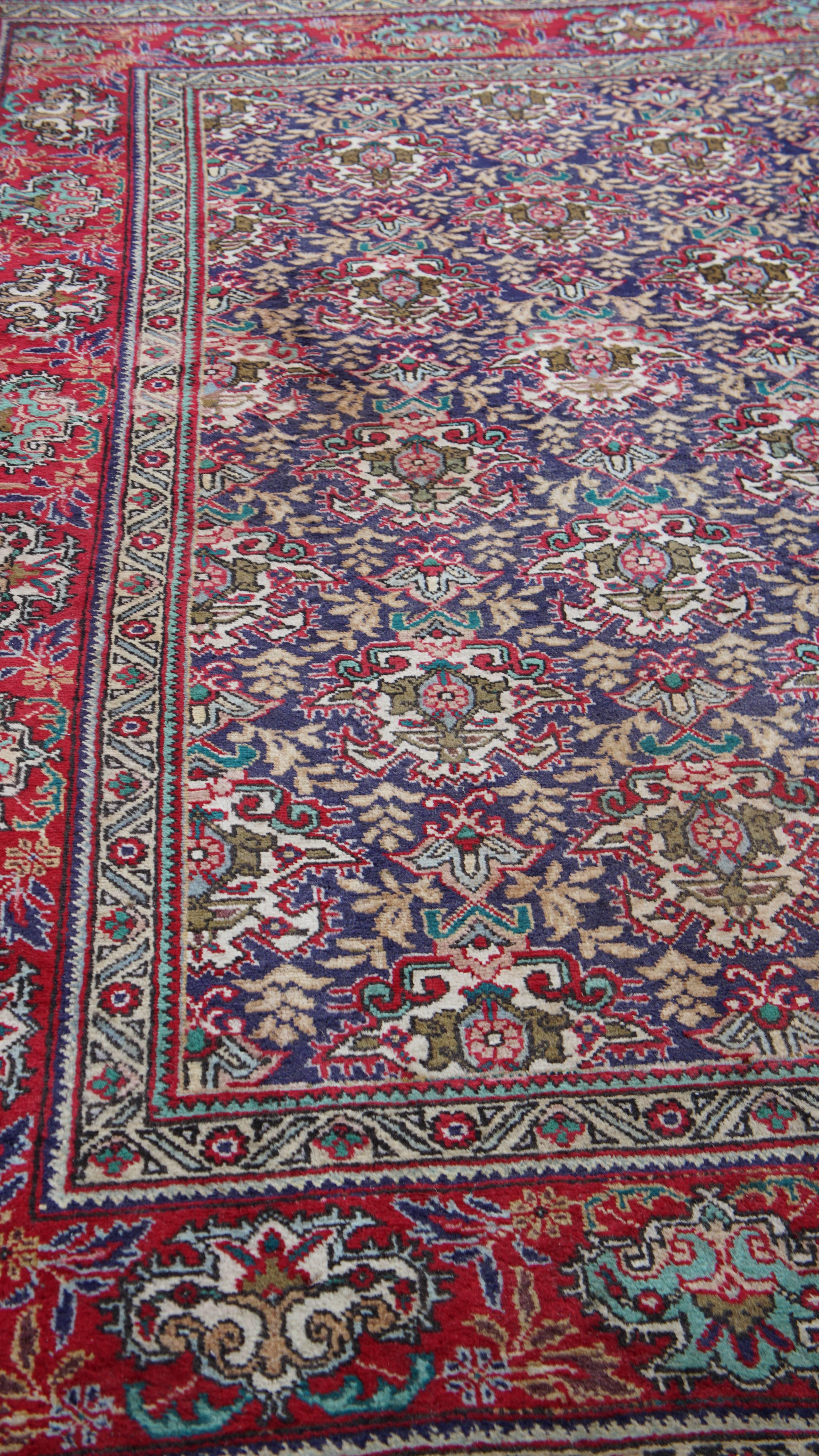 Nous vous proposons ce tapis oriental noué à la main, aux belles teintes rouges et bleues, mesurant 298 × 205 cm. 

Faites briller votre intérieur avec cette superbe pièce, réputée pour ses couleurs riches et ses détails exquis.

Ces tapis sont non
