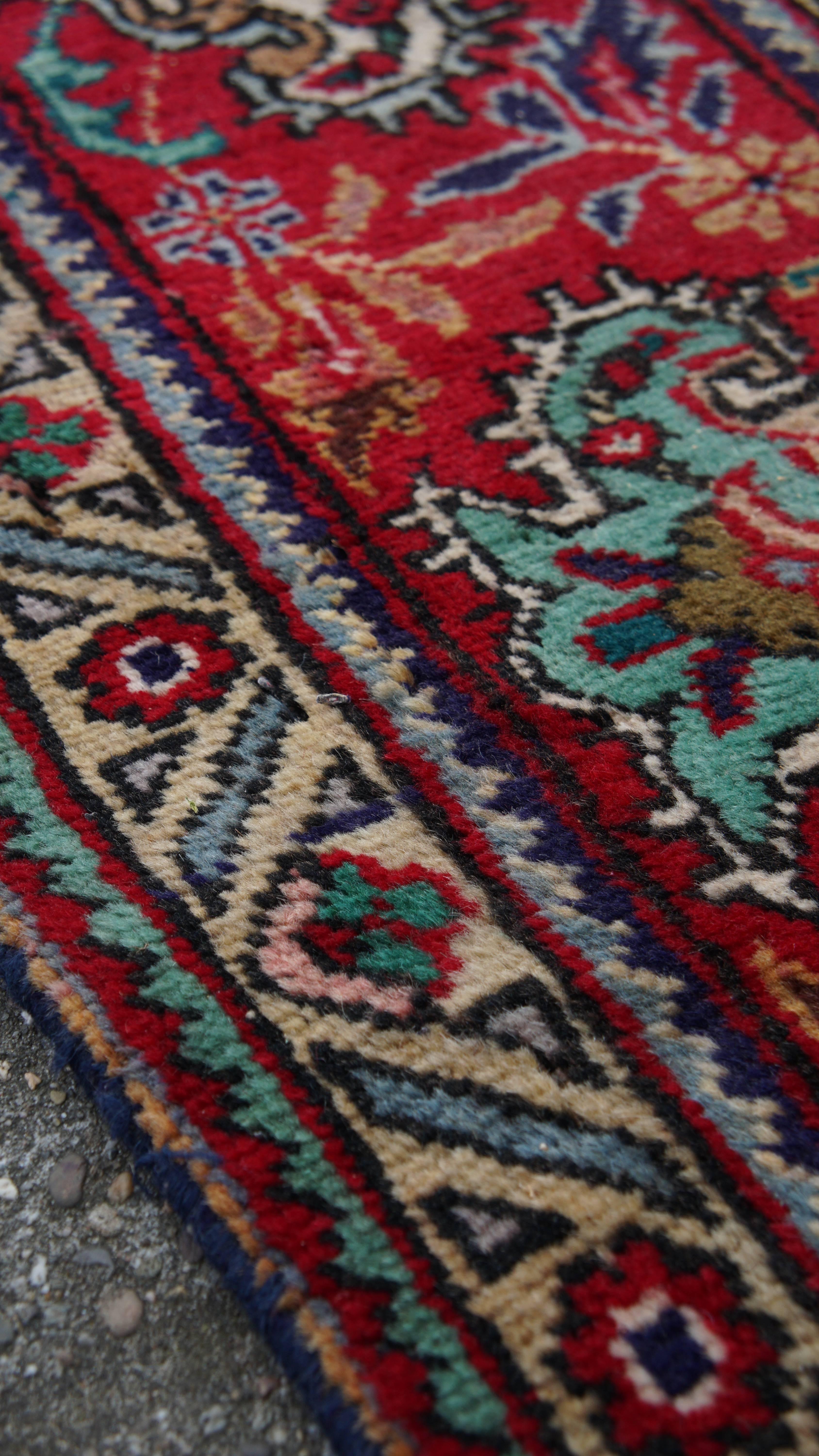 Noué à la main Tapis noué à la main avec des tons rouges et bleus - 298 × 205 cm en vente