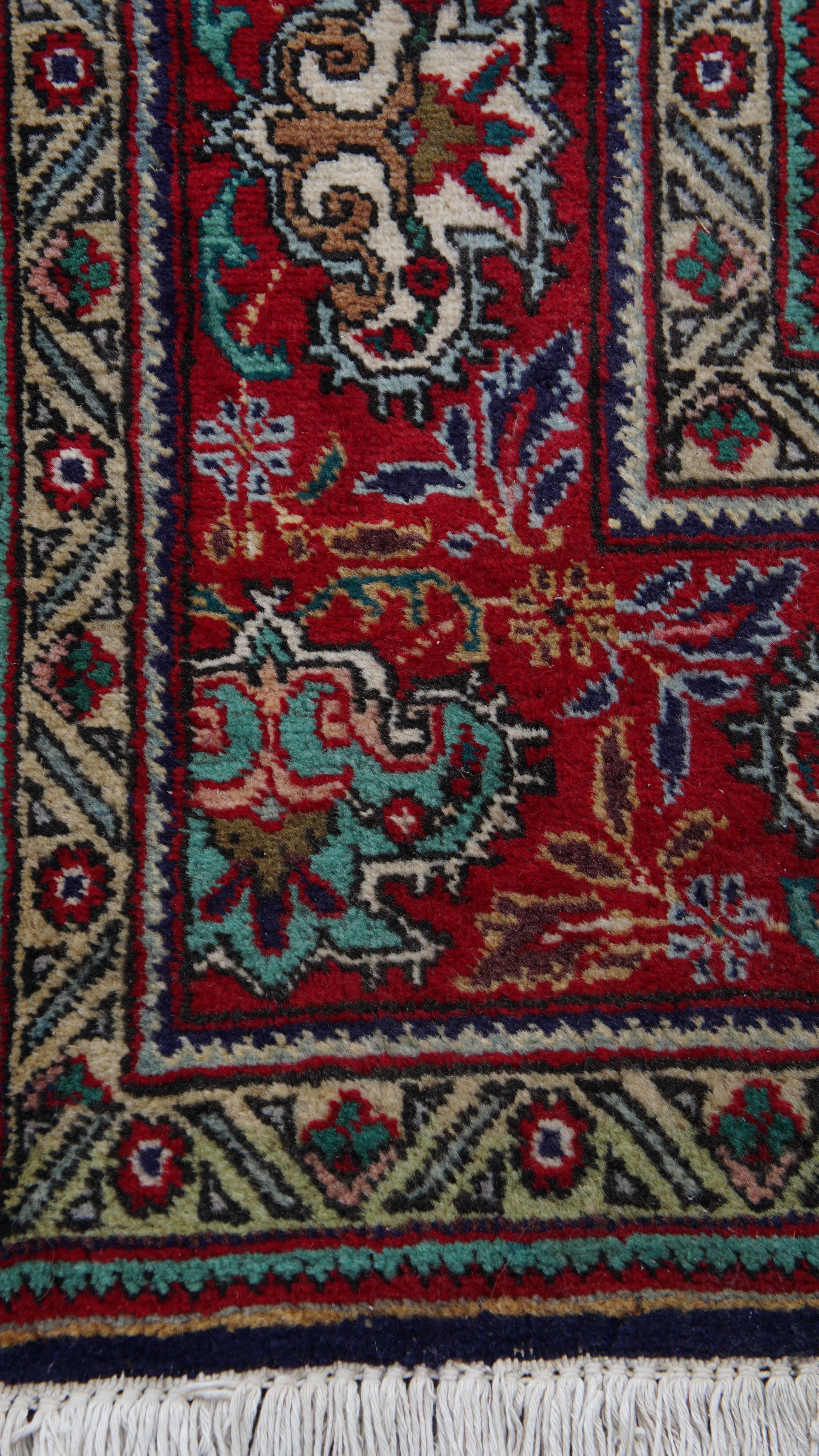 Tapis noué à la main avec des tons rouges et bleus - 298 × 205 cm Bon état - En vente à Harderwijk, NL