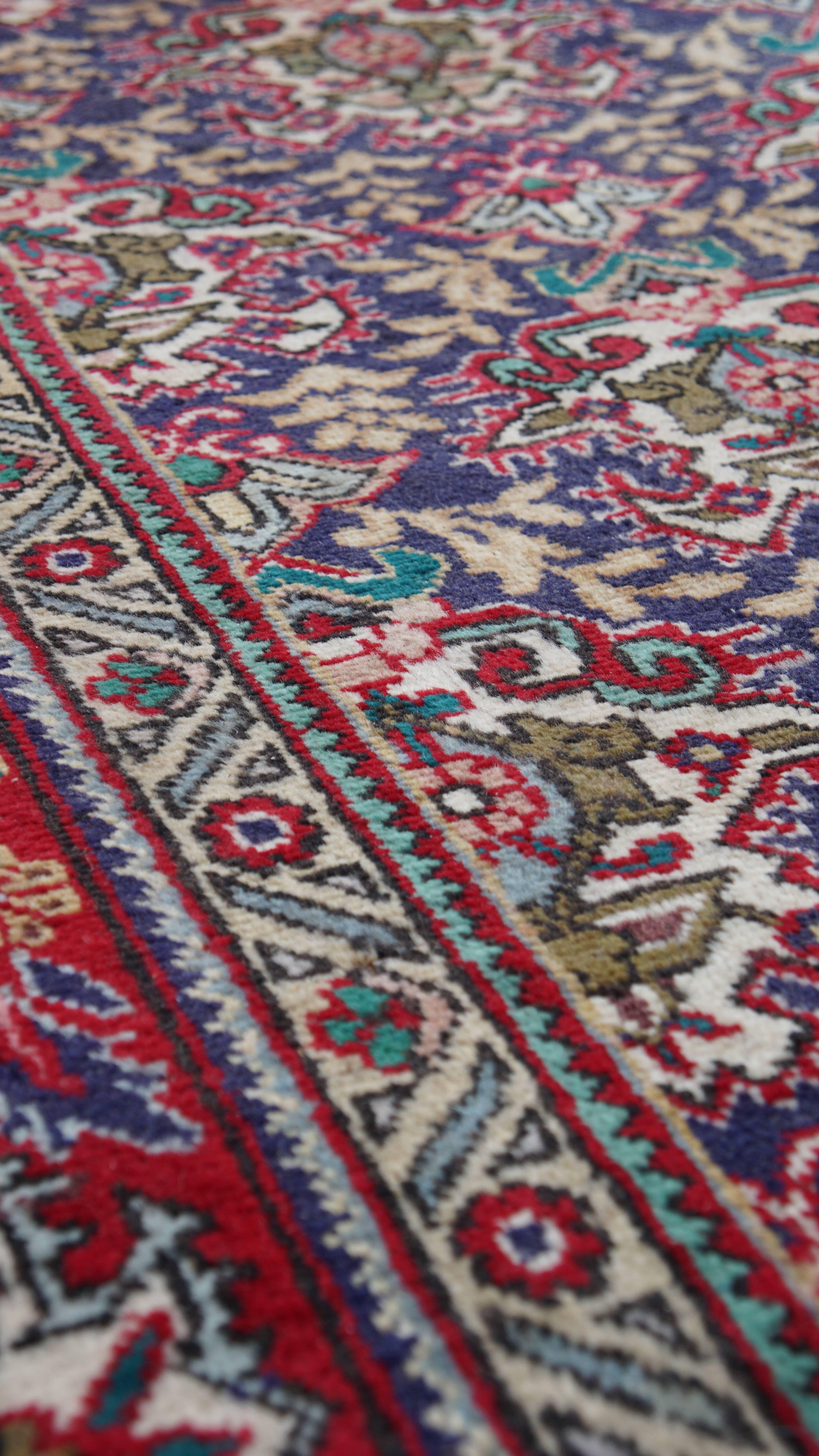 20ième siècle Tapis noué à la main avec des tons rouges et bleus - 298 × 205 cm en vente