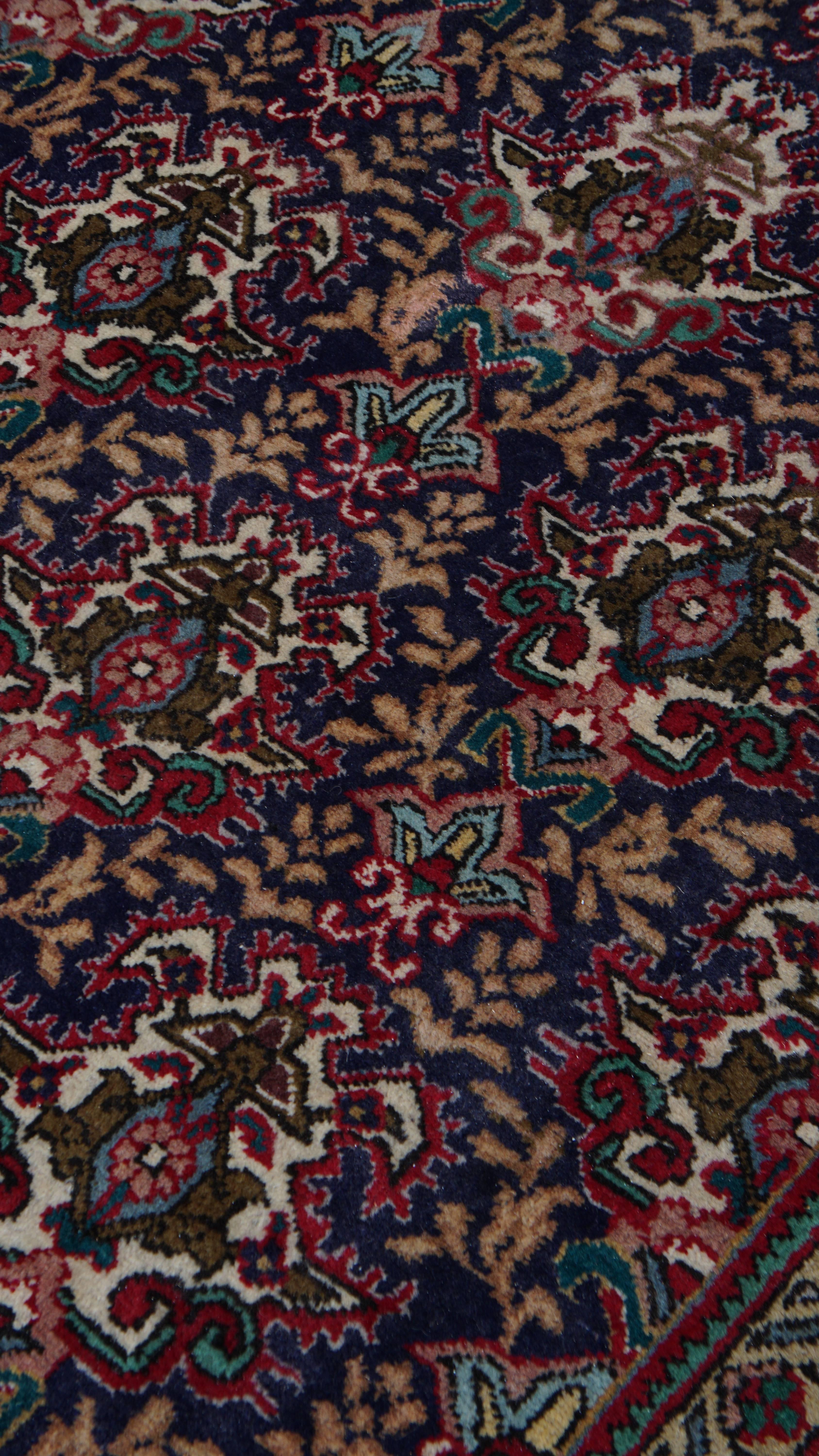 Tapis noué à la main avec des tons rouges et bleus - 298 × 205 cm en vente 1