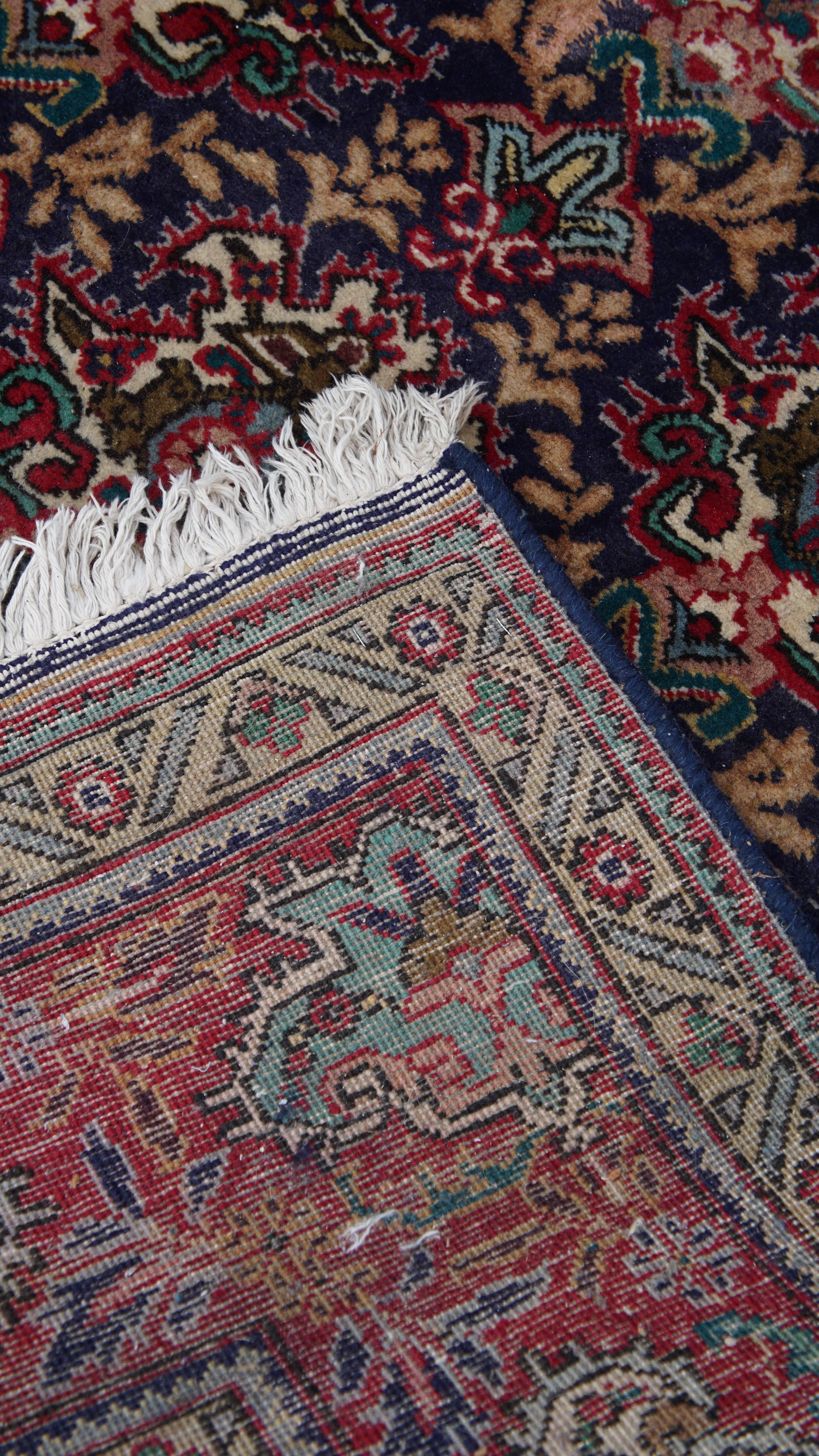 Tapis noué à la main avec des tons rouges et bleus - 298 × 205 cm en vente 2