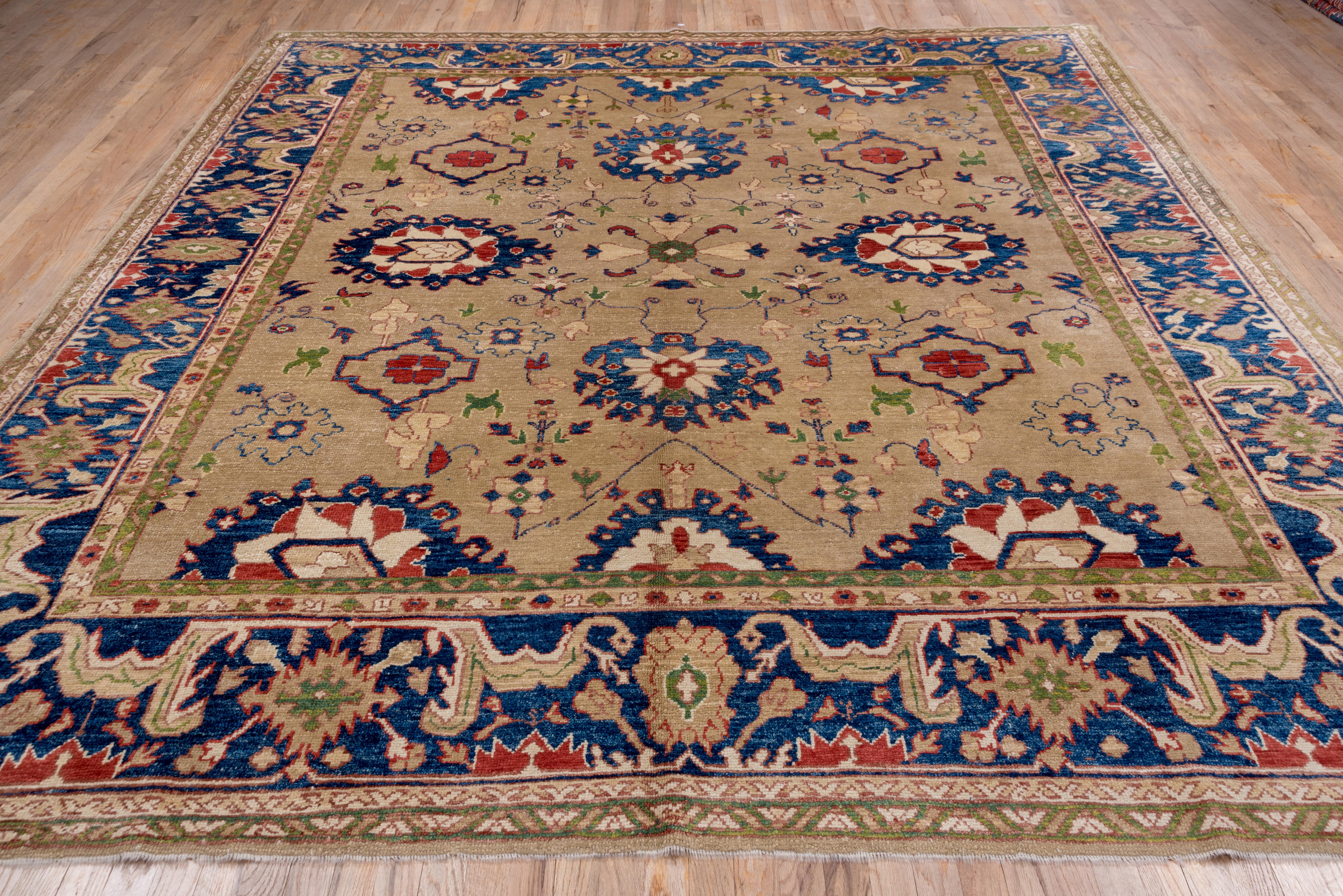 Handgeknüpfter türkischer Oushak-Teppich, beige All-Over-Feld, königsblaue Bordüren (Türkisch) im Angebot