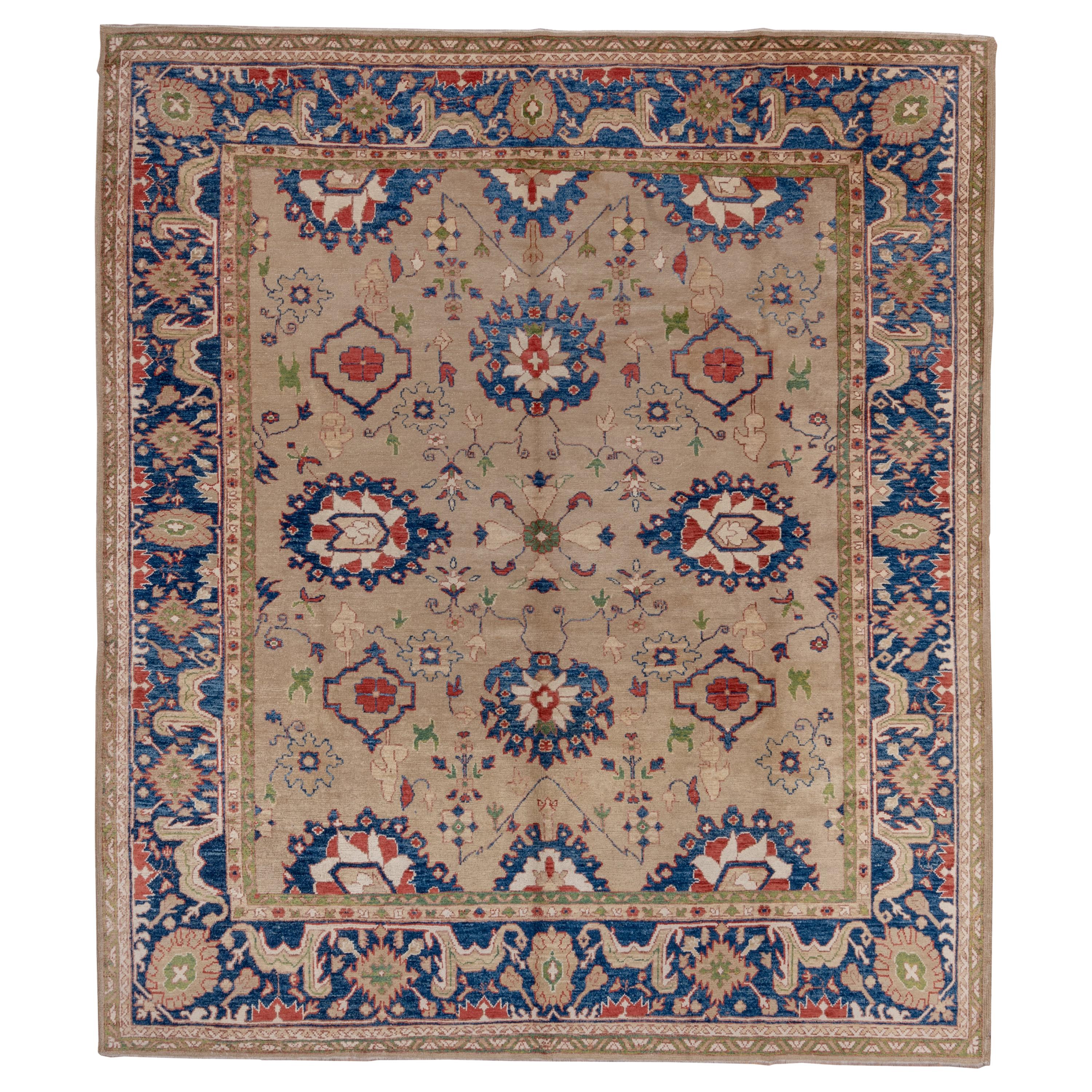 Tapis turc Oushak noué à la main, fond beige sur toute sa surface, bordures bleu royal