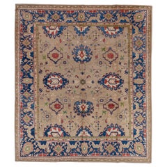 Tapis turc Oushak noué à la main, fond beige sur toute sa surface, bordures bleu royal