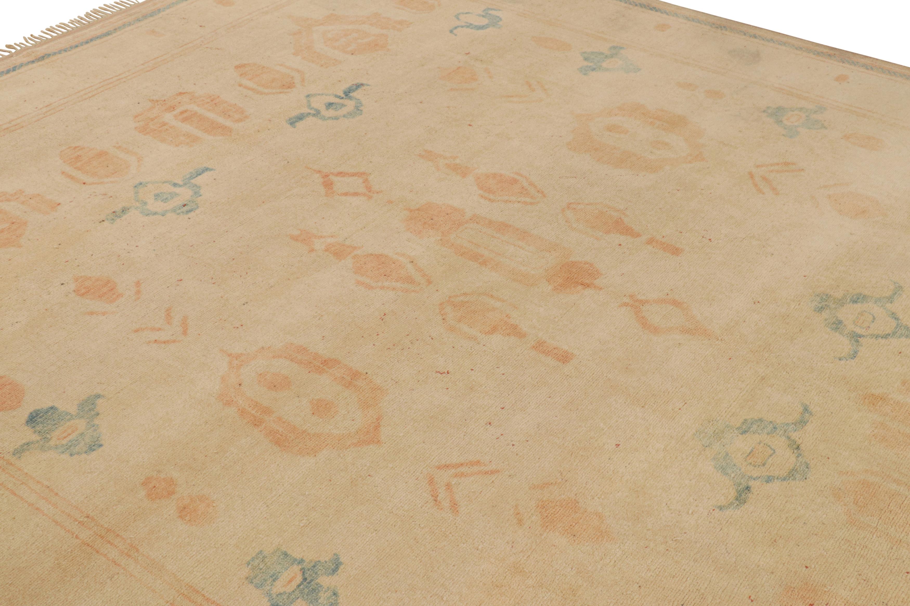 Der handgeknüpfte 8x10 Oushak-Teppich aus der Mitte des letzten Jahrhunderts gehört zur Antique & Vintage Collection'S von Rug & Kilim. Dieses Vintage-Stück stammt aus der Türkei (ca. 1950-1960) und erhält durch die Farbabstufungen, die den