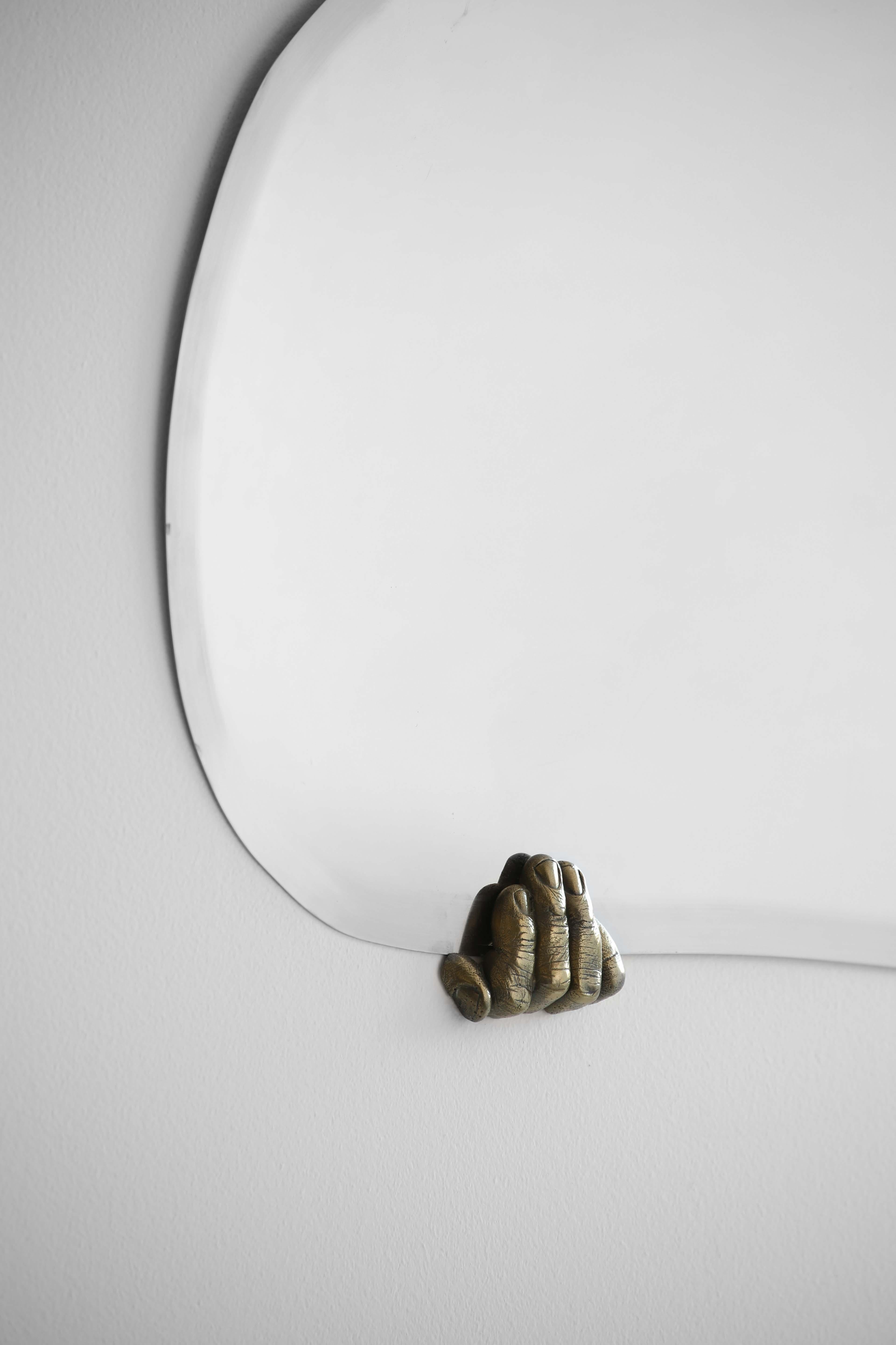italien Miroir à poignée en laiton sculpté à la main par Samuel Costantini en vente