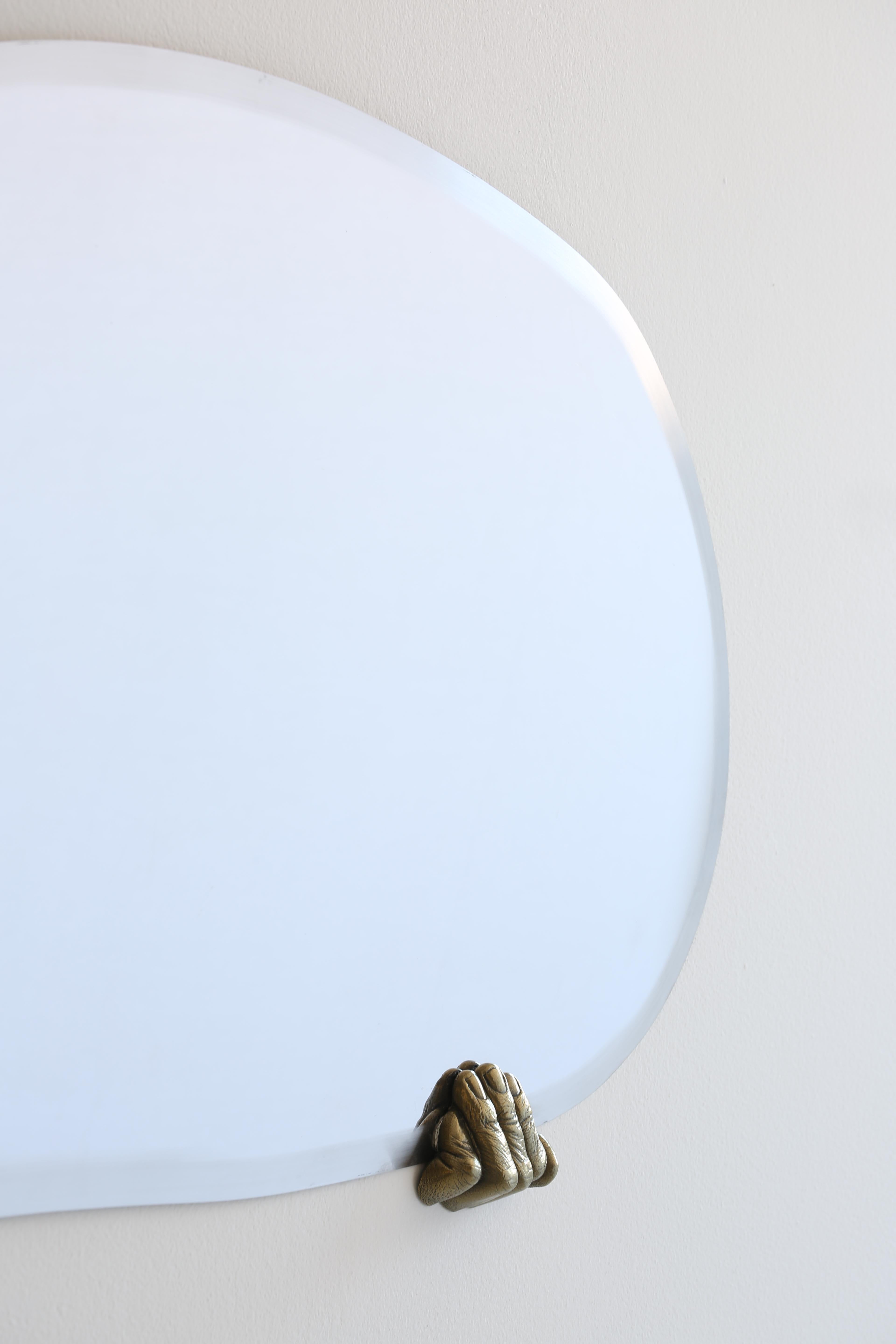 Miroir à poignée en laiton sculpté à la main par Samuel Costantini Neuf - En vente à Geneve, CH