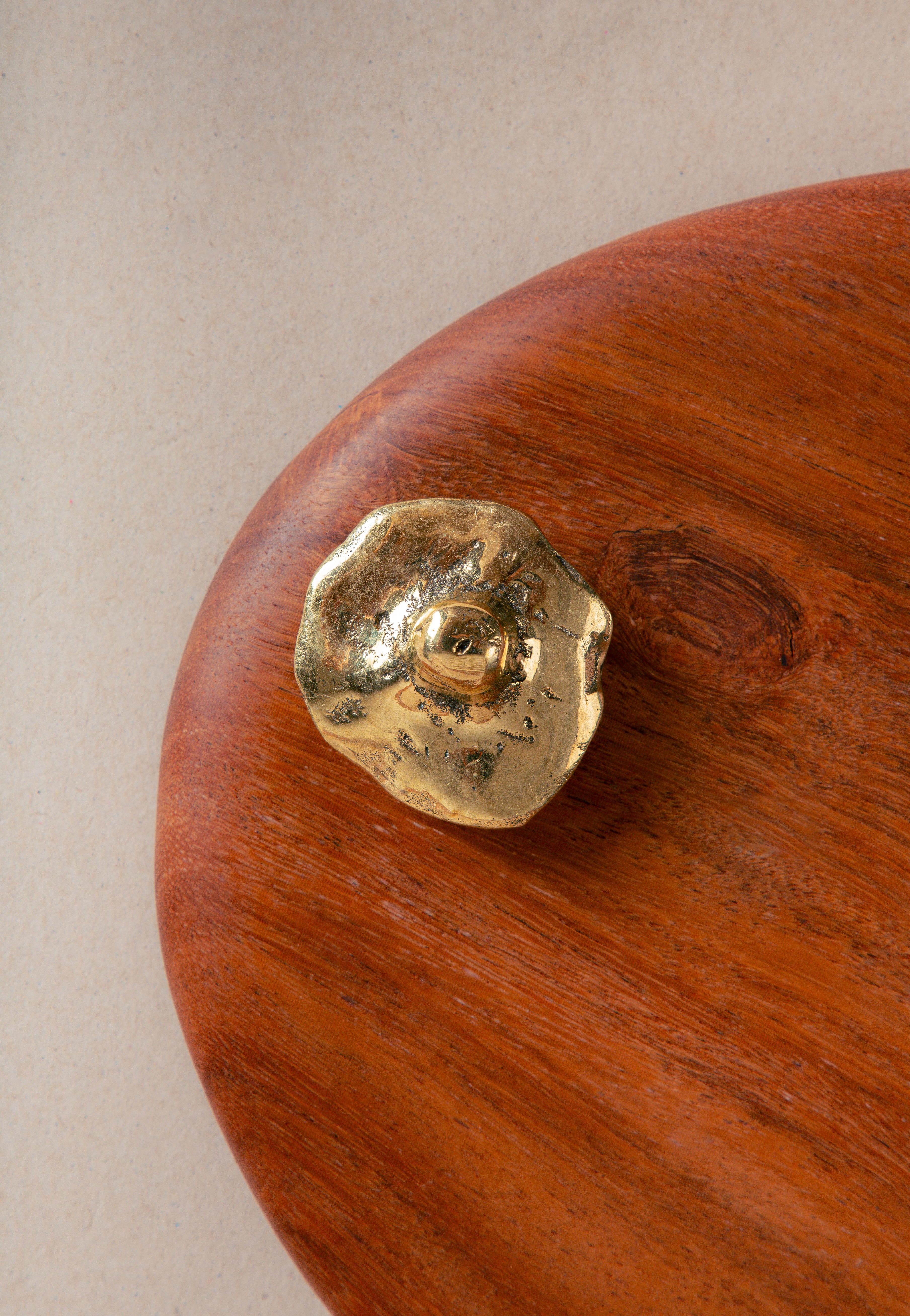 The objects on view in this collection extend through different forms of consciousness, intertwining layers of meaning and perception. Different modes of experiencing an object bleed into one another in de Freitas’s work, creating a dynamic