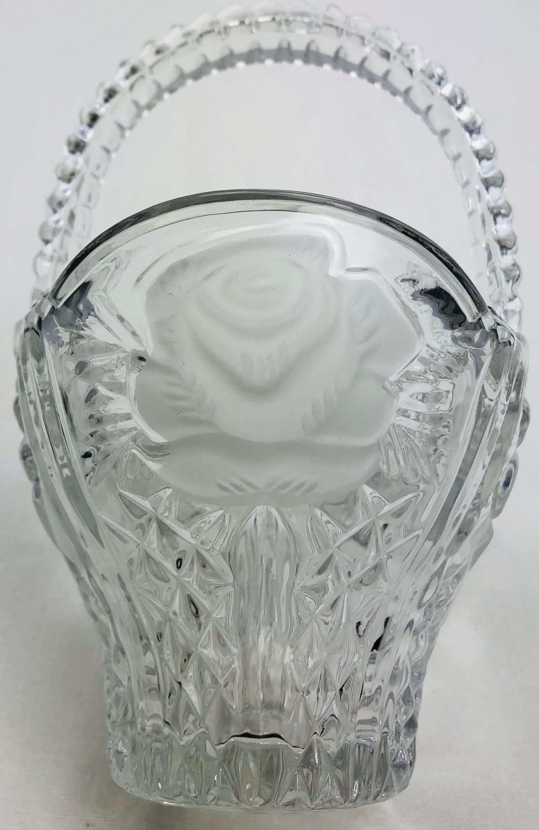 Candy Dish aus Kristall mit Griff im Lalique-Stil  (Französisch) im Angebot