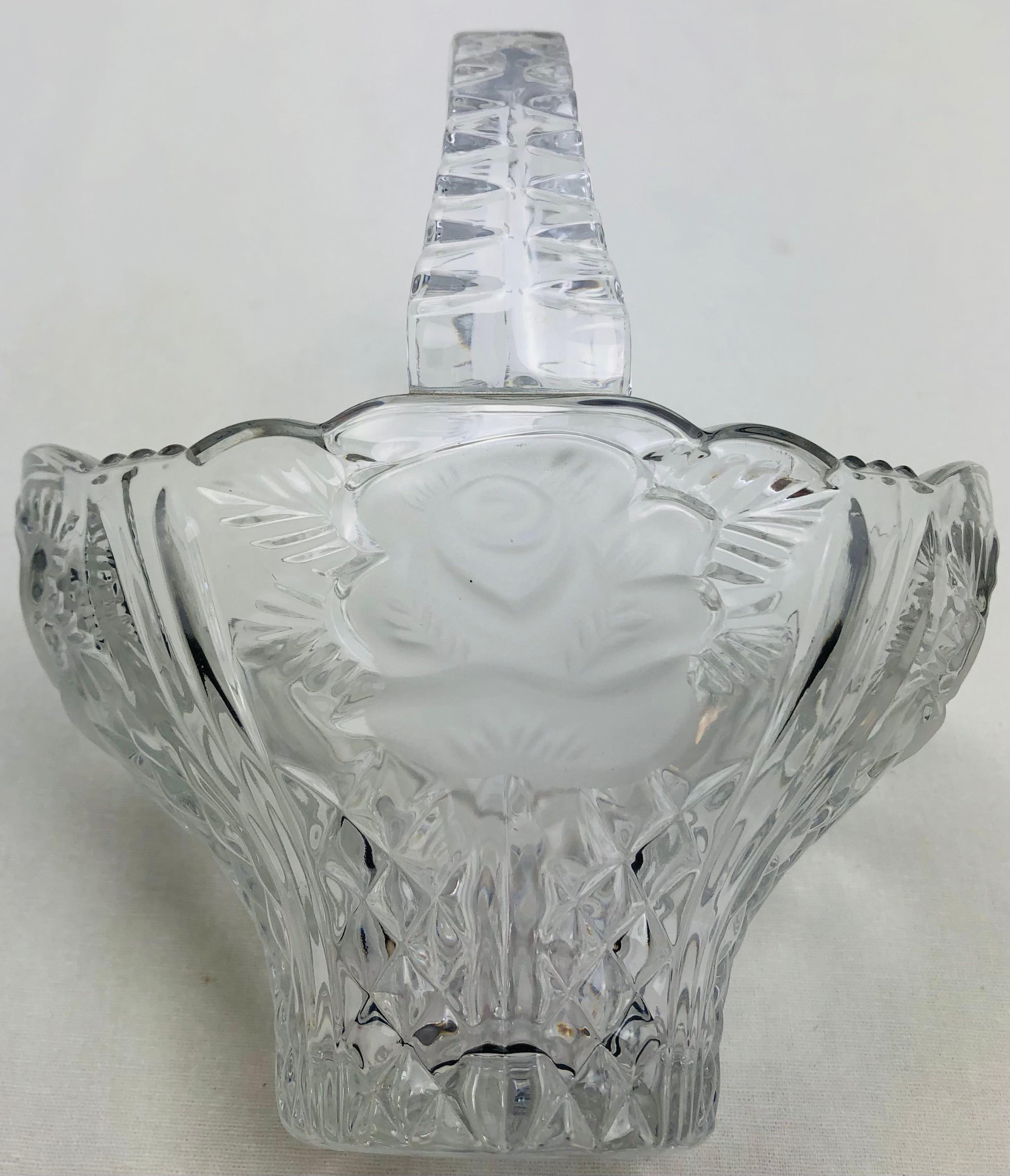 Candy Dish aus Kristall mit Griff im Lalique-Stil  (Mattiert) im Angebot